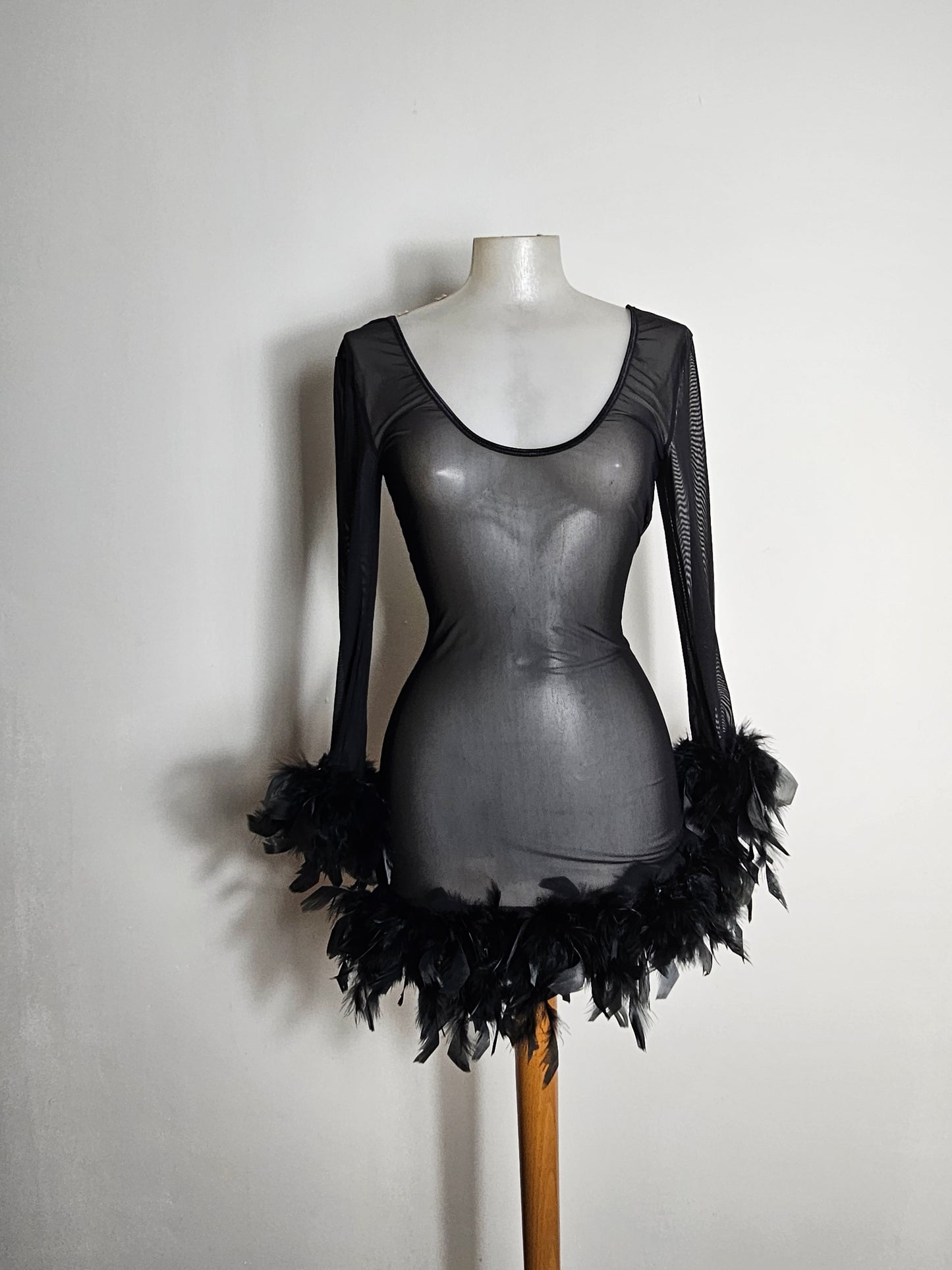 Robe en voile et plumes