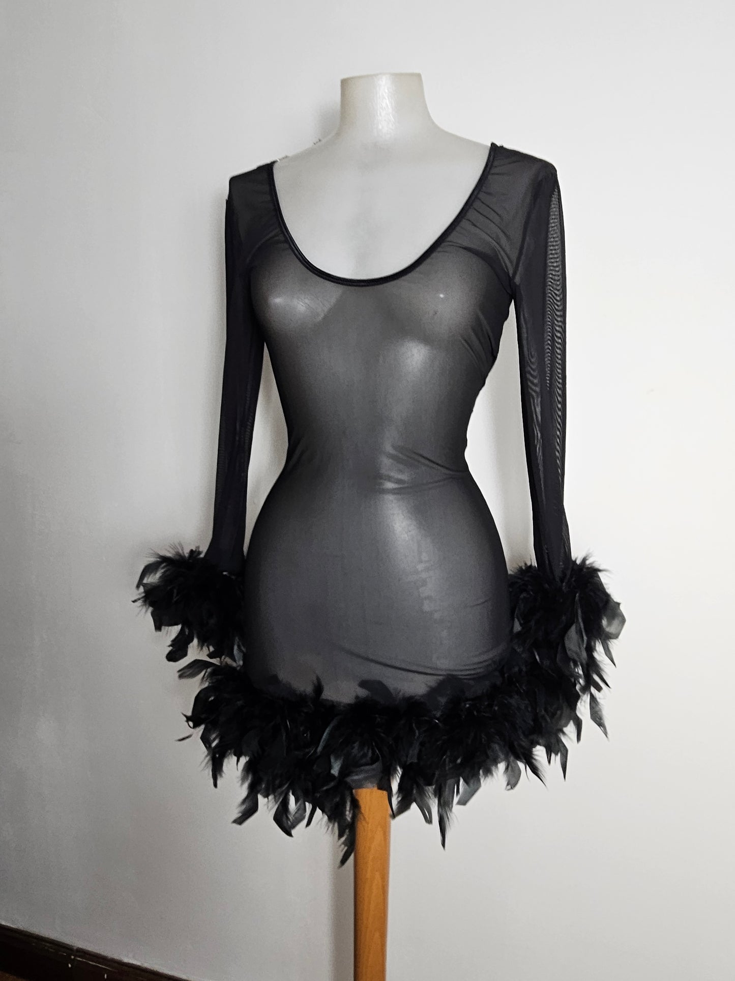 Robe en voile et plumes