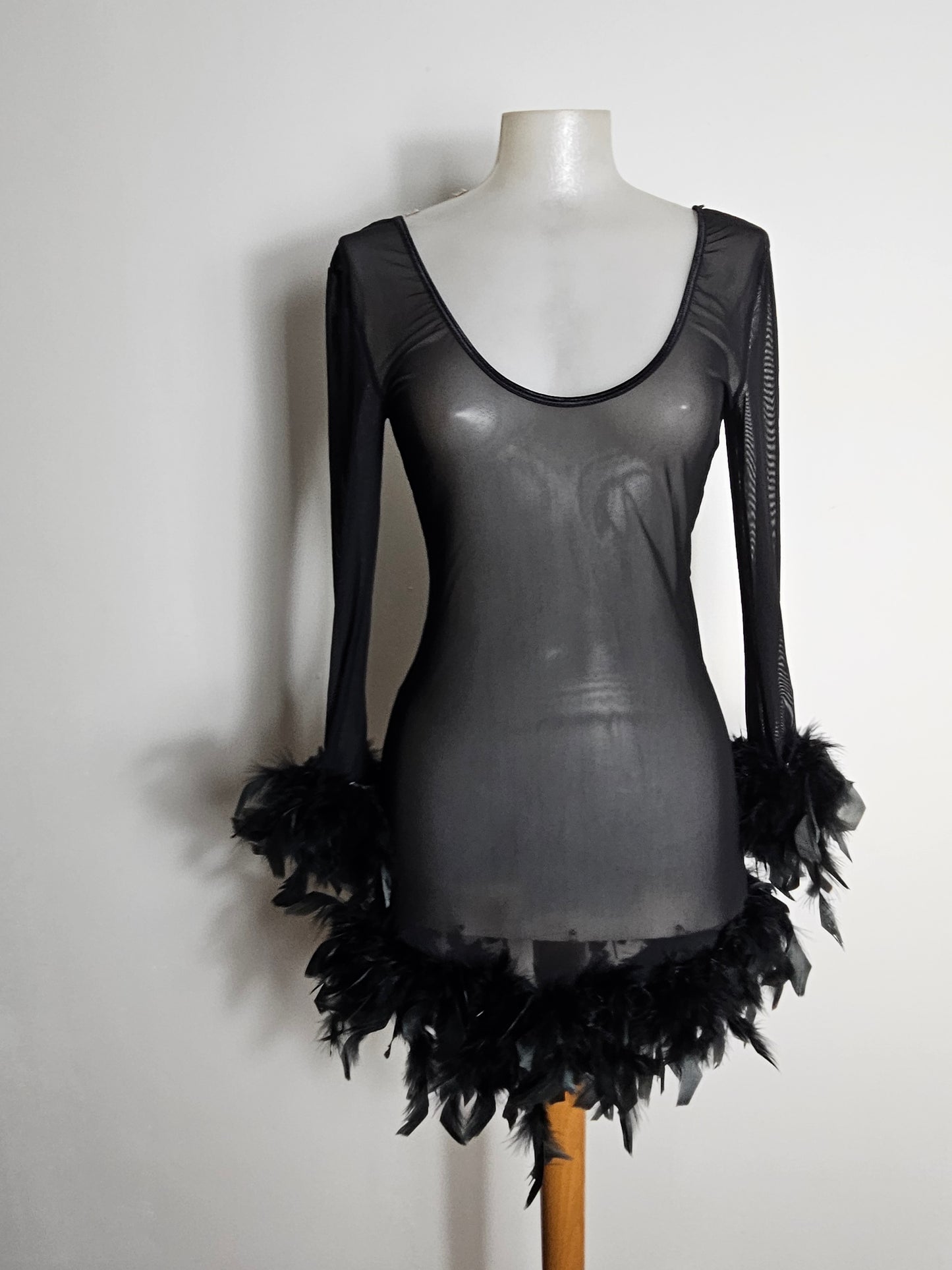 Robe en voile et plumes