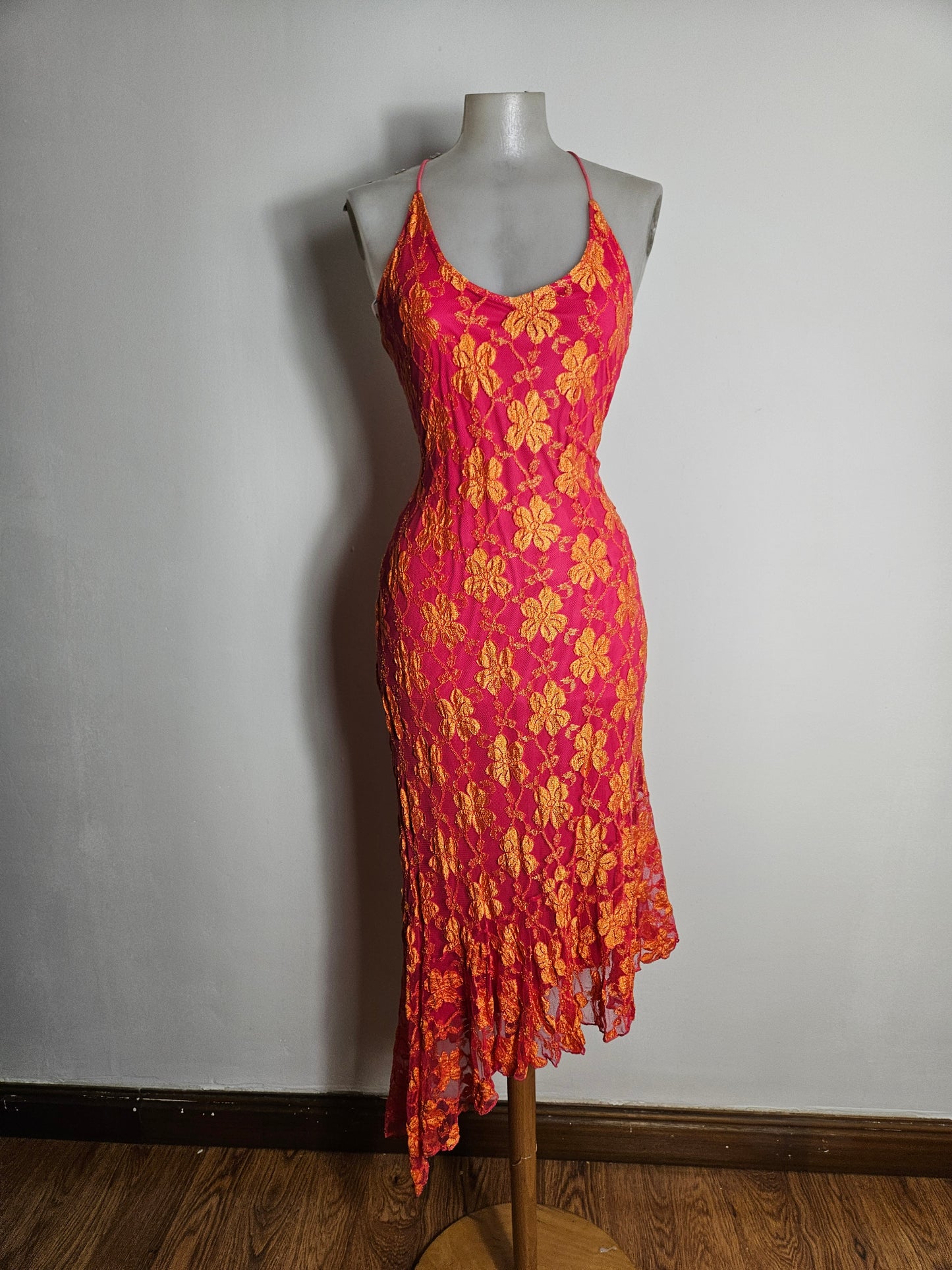 Robe dos nu en dentelle rose et orange
