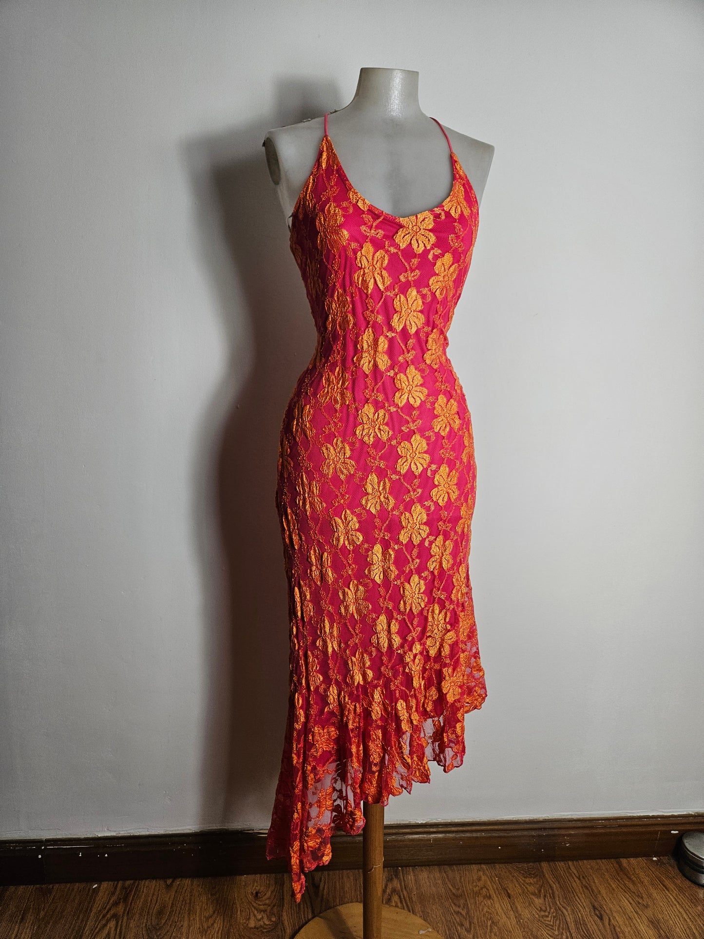 Robe dos nu en dentelle rose et orange