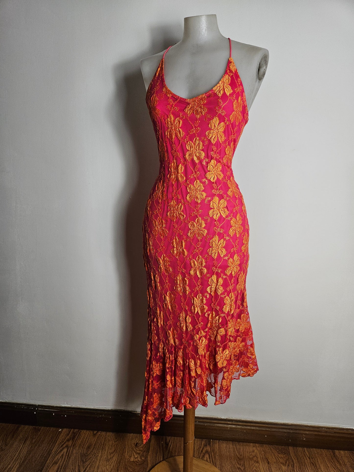 Robe dos nu en dentelle rose et orange