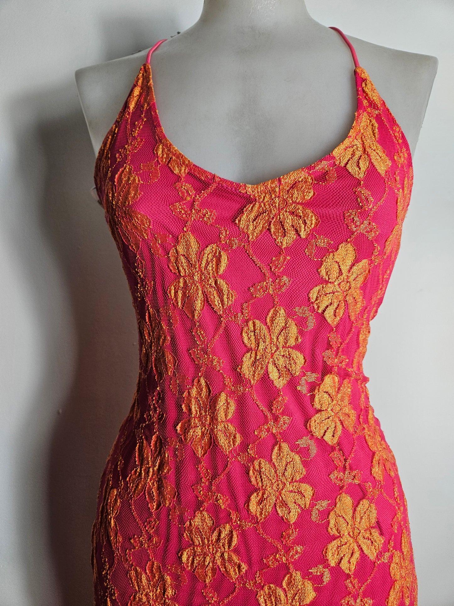 Robe dos nu en dentelle rose et orange
