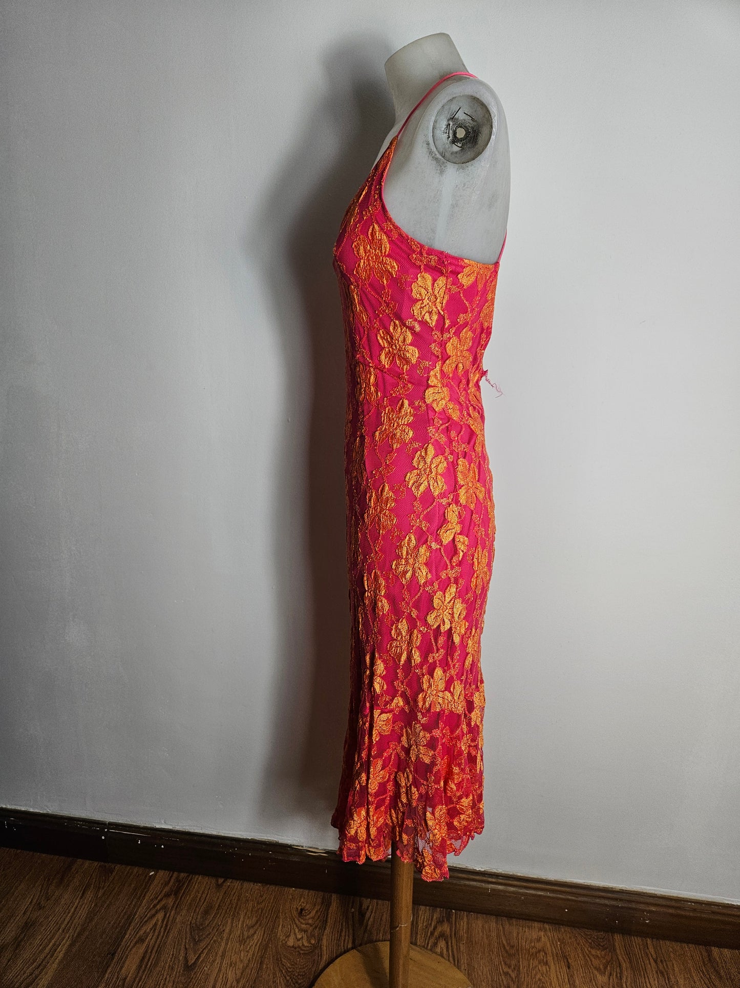 Robe dos nu en dentelle rose et orange
