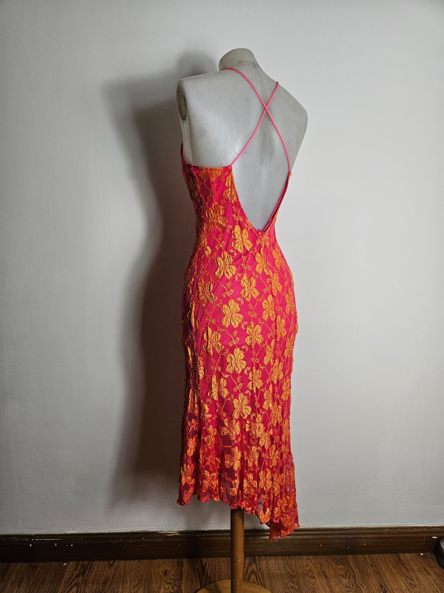 Robe dos nu en dentelle rose et orange