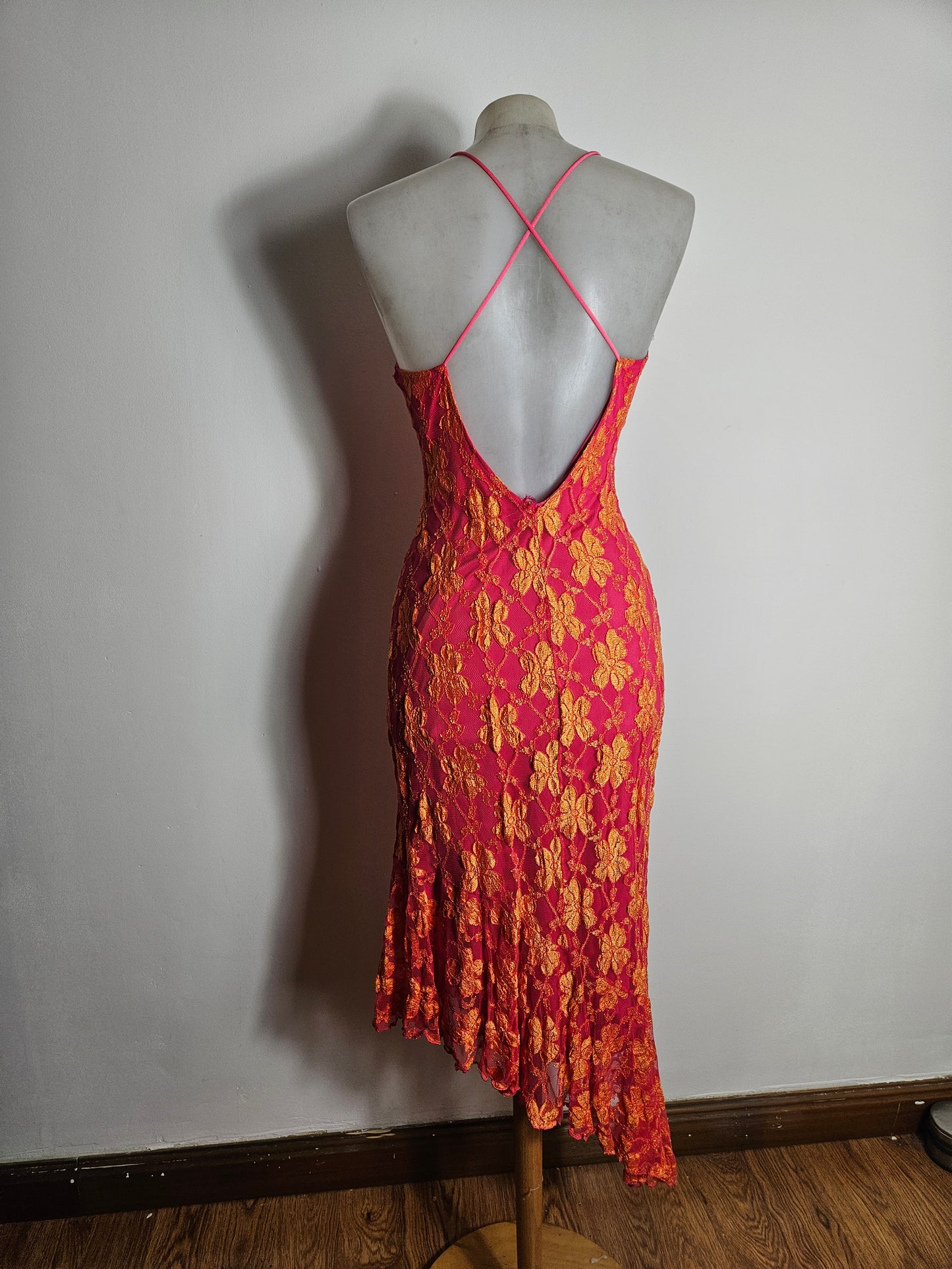 Robe dos nu en dentelle rose et orange