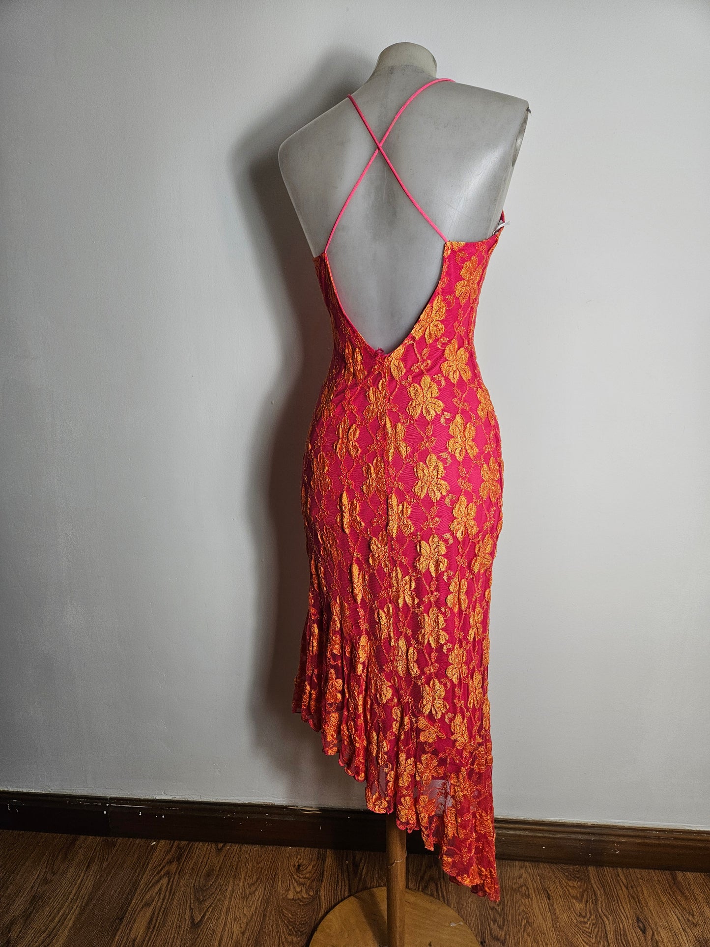 Robe dos nu en dentelle rose et orange