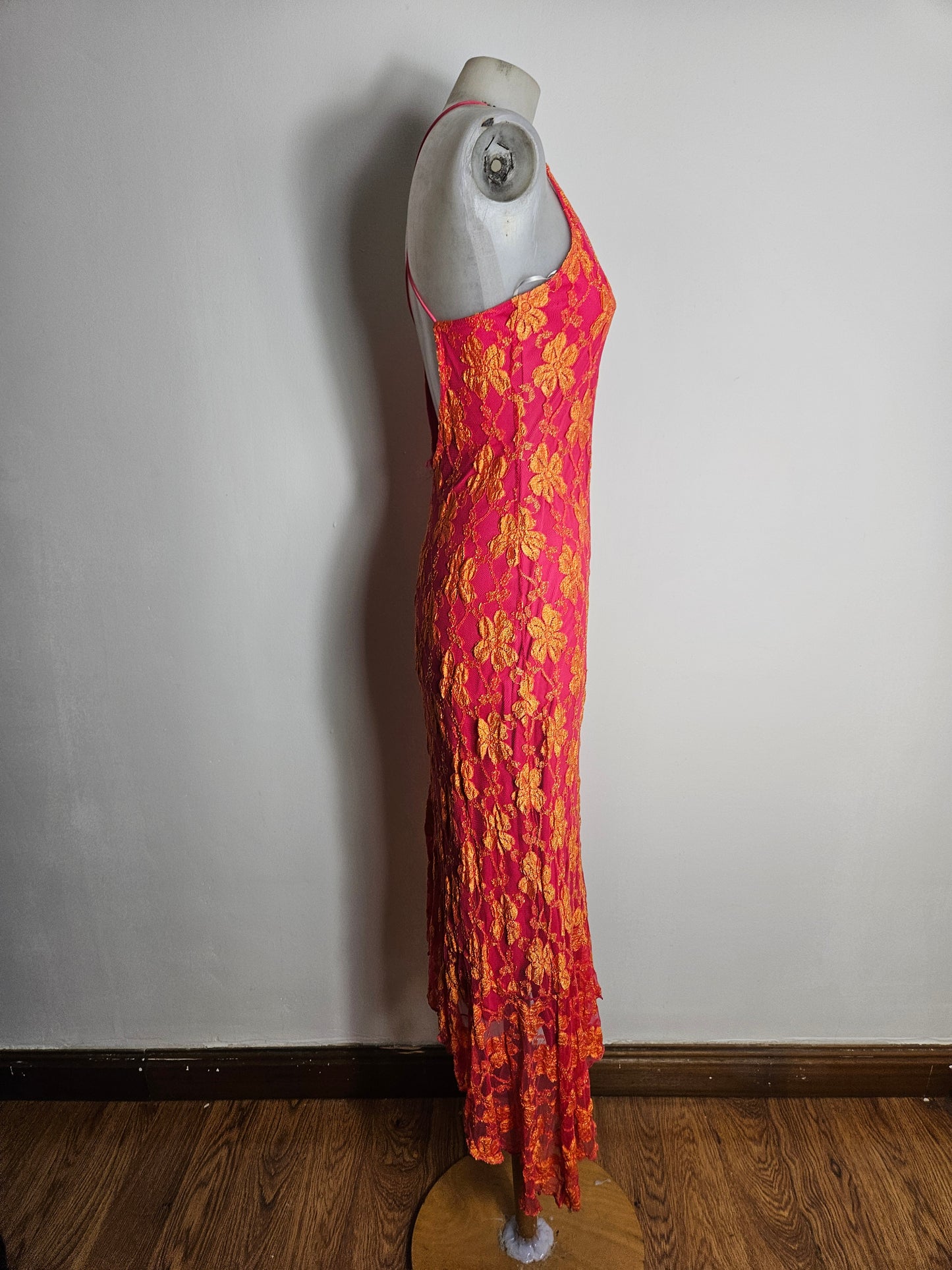 Robe dos nu en dentelle rose et orange