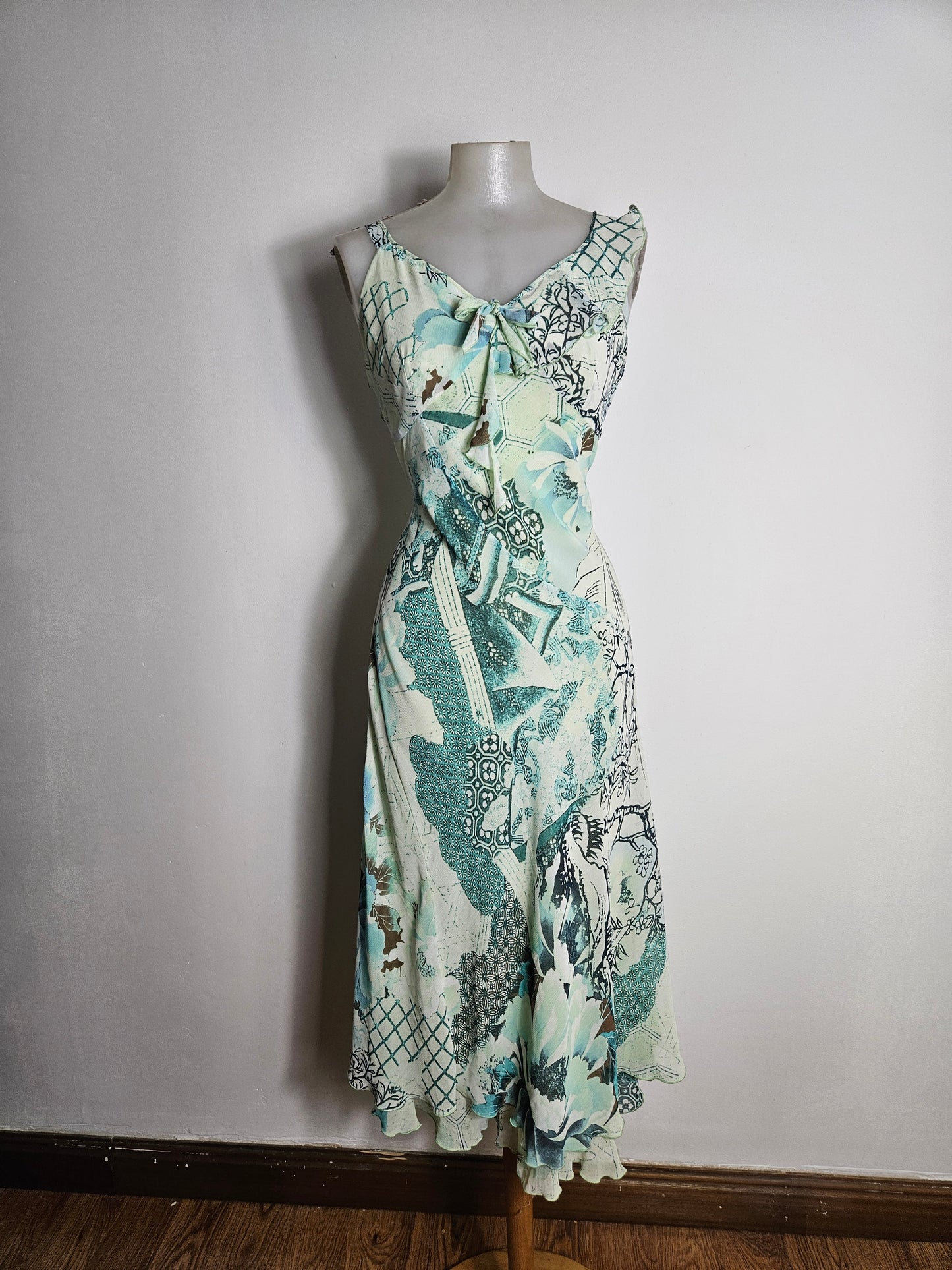 Vestido de gasa floral azul y verde