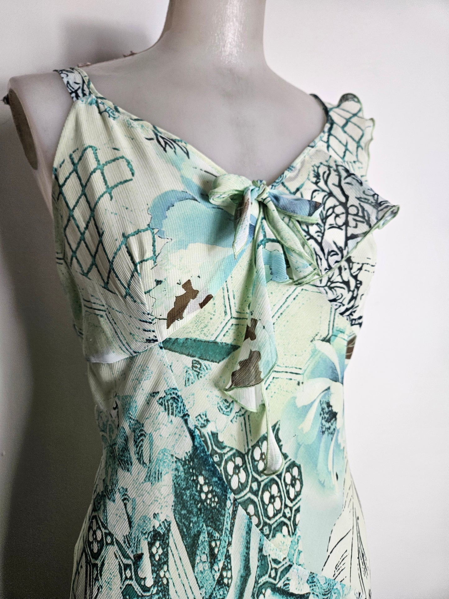 Vestido de gasa floral azul y verde