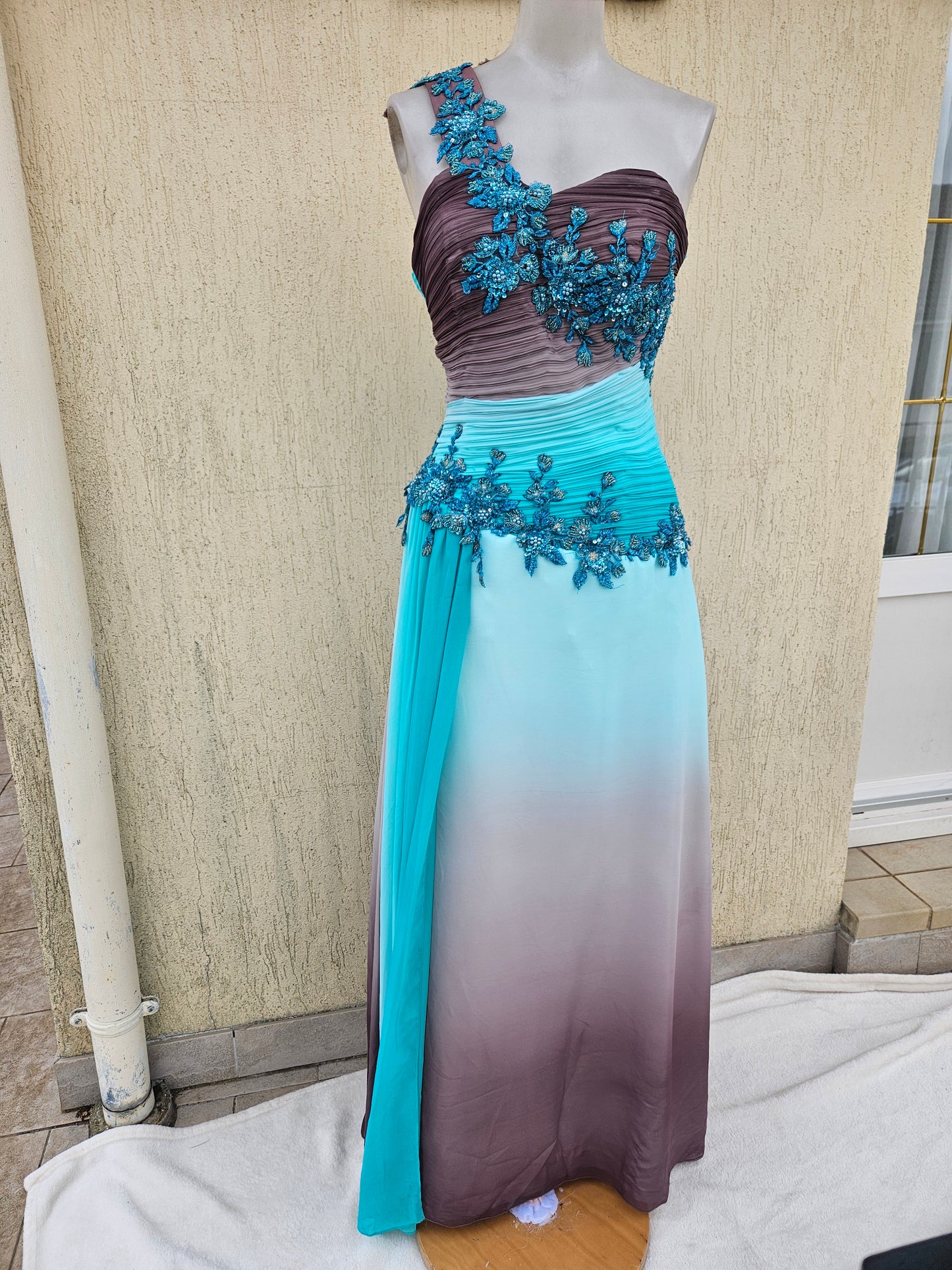 Longue robe brodée tons bleus et marron