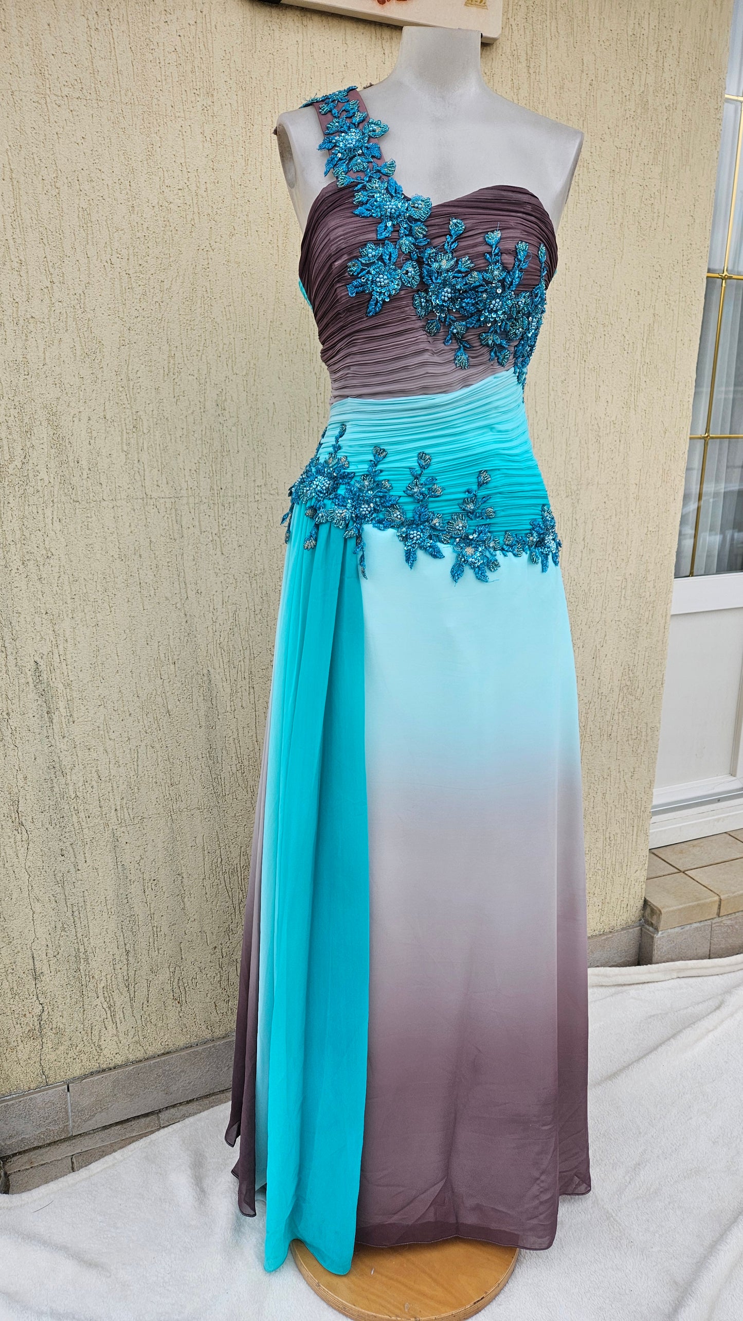 Longue robe brodée tons bleus et marron