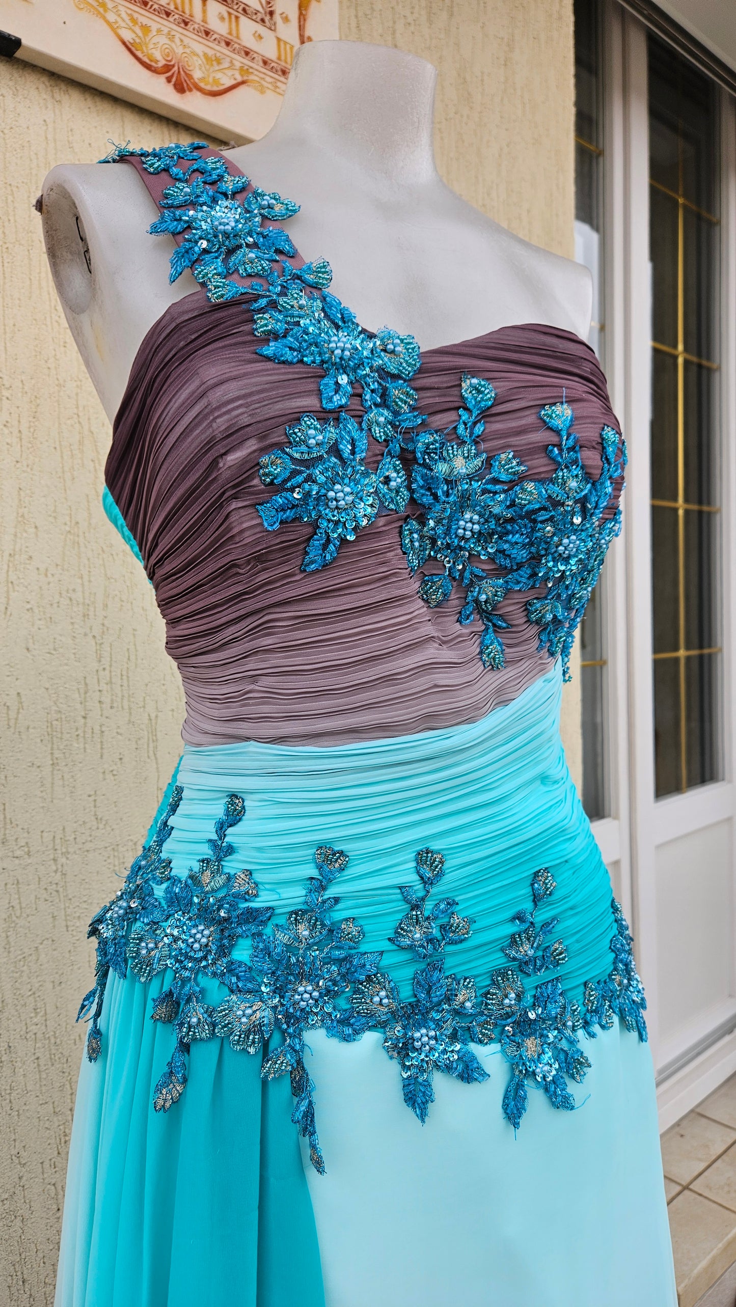 Longue robe brodée tons bleus et marron