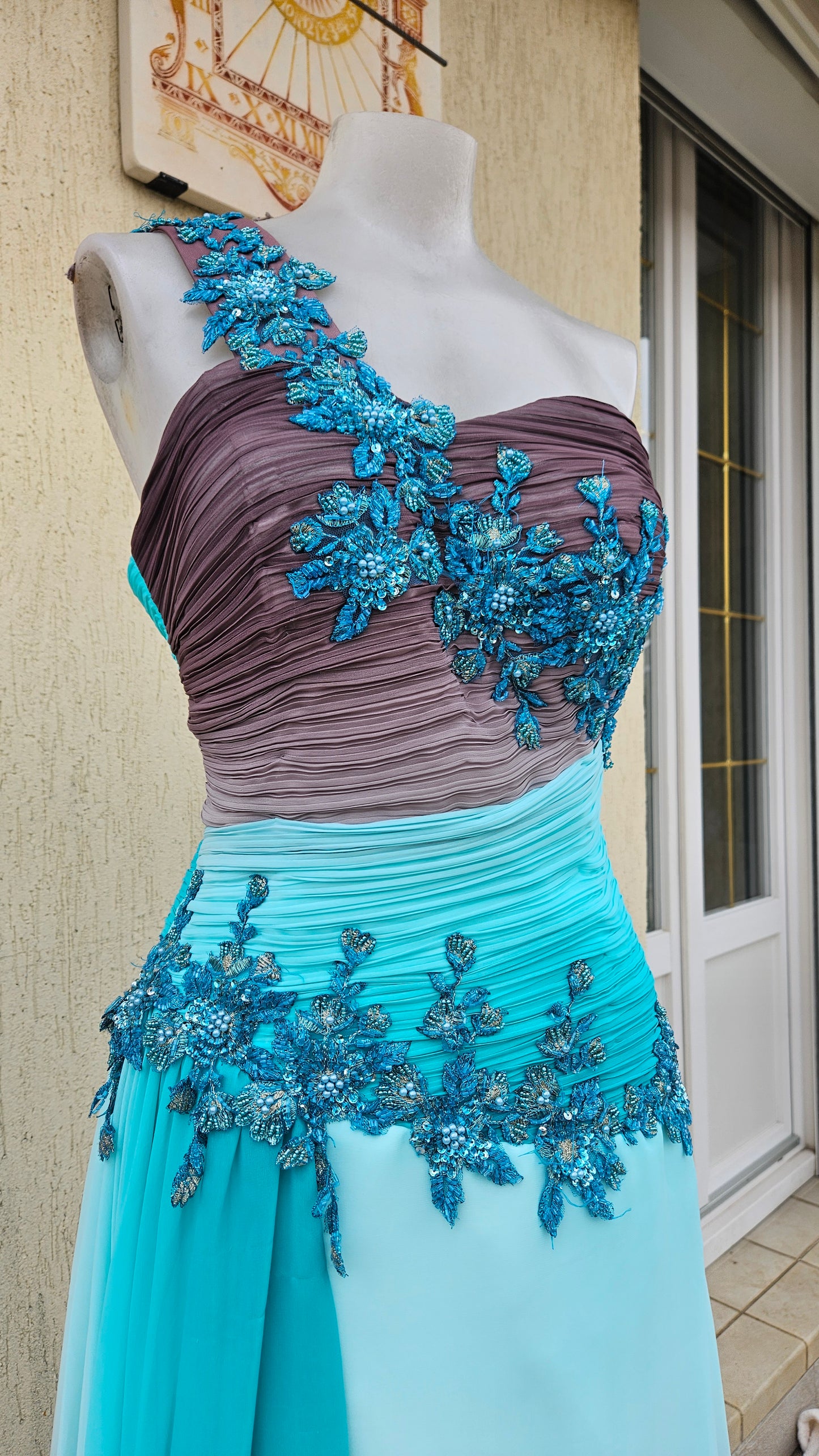 Longue robe brodée tons bleus et marron