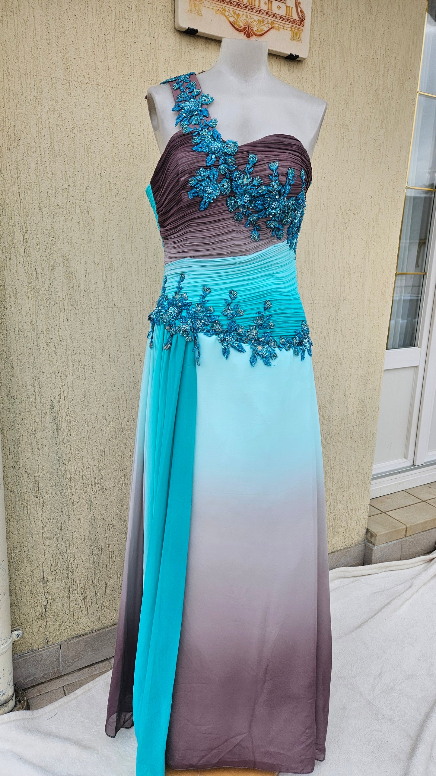 Longue robe brodée tons bleus et marron
