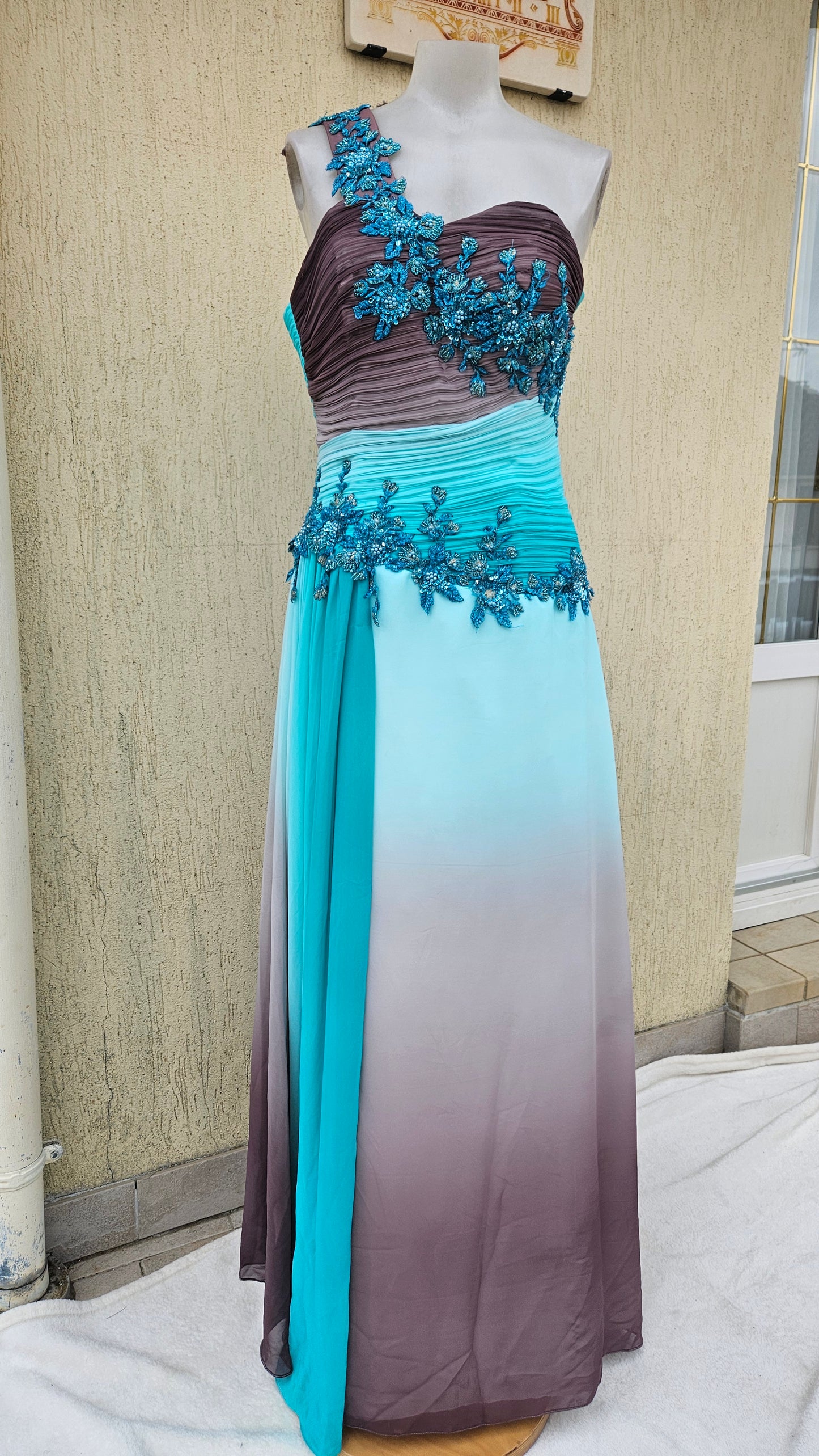Longue robe brodée tons bleus et marron