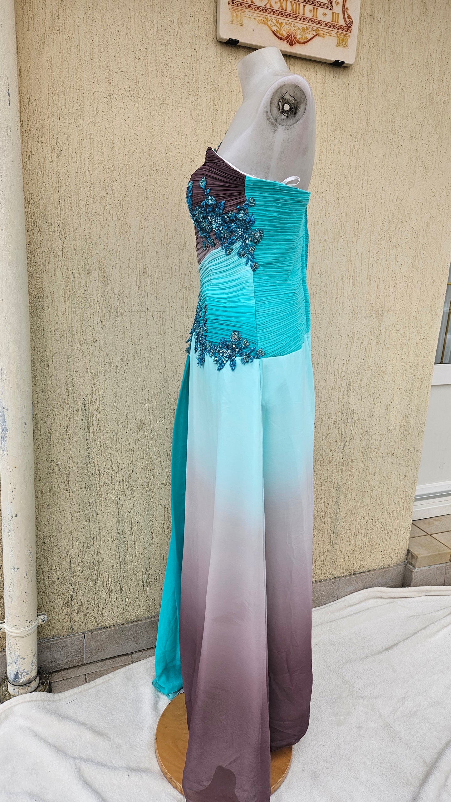 Longue robe brodée tons bleus et marron