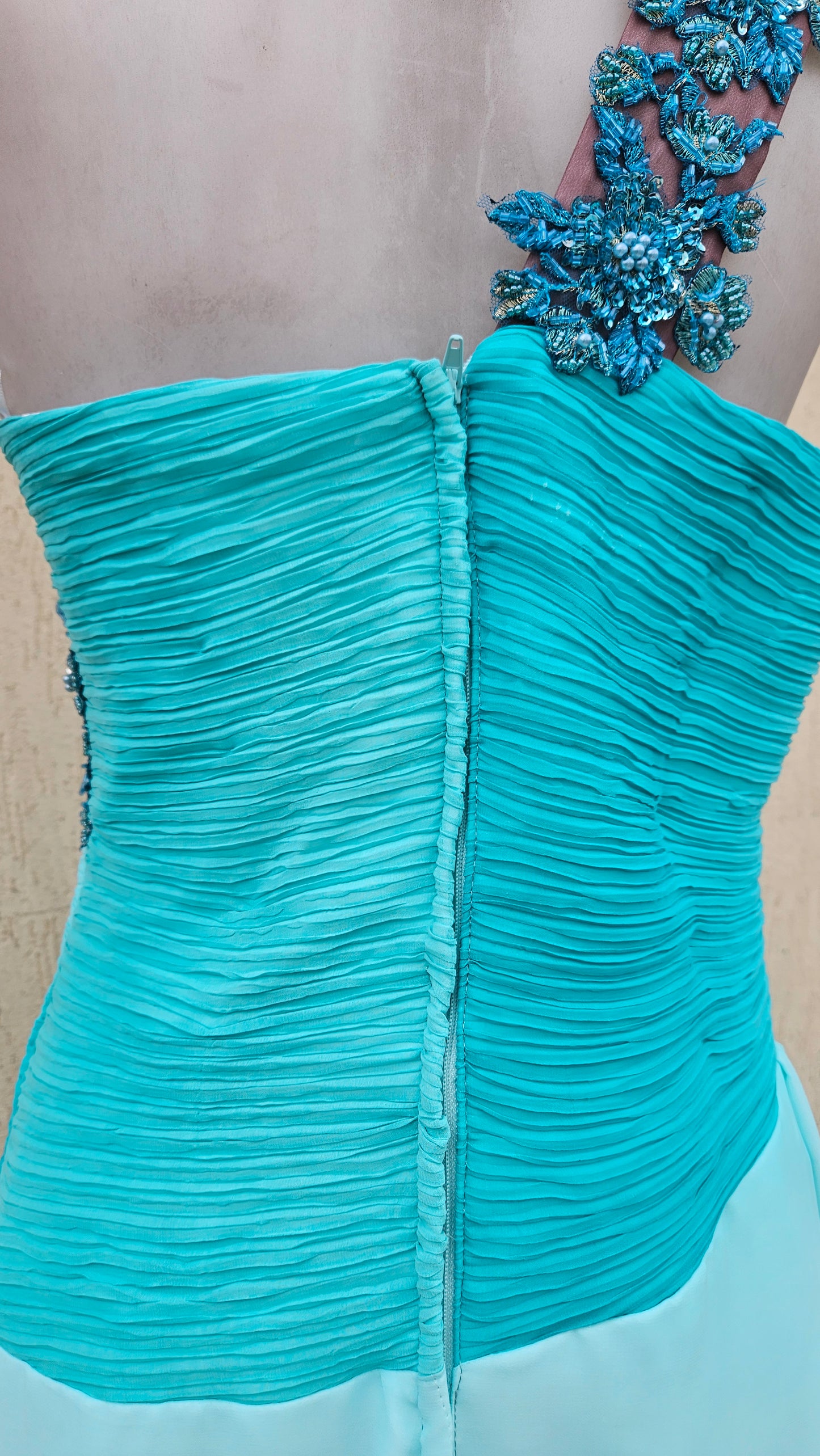 Longue robe brodée tons bleus et marron
