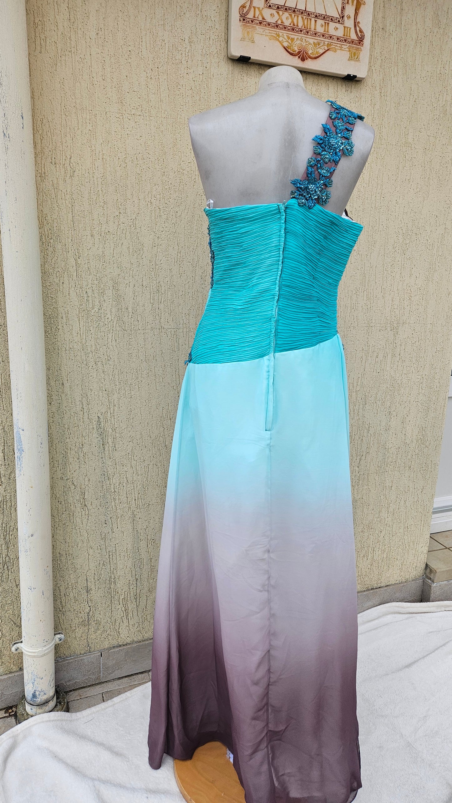 Longue robe brodée tons bleus et marron