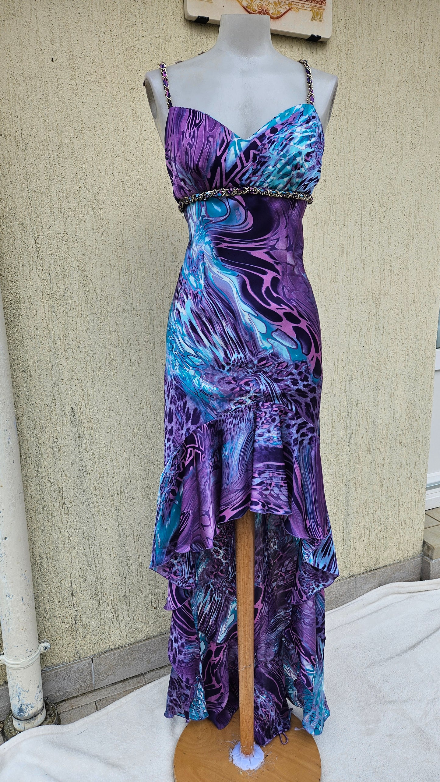 Longue robe asymétrique tons bleus et violets