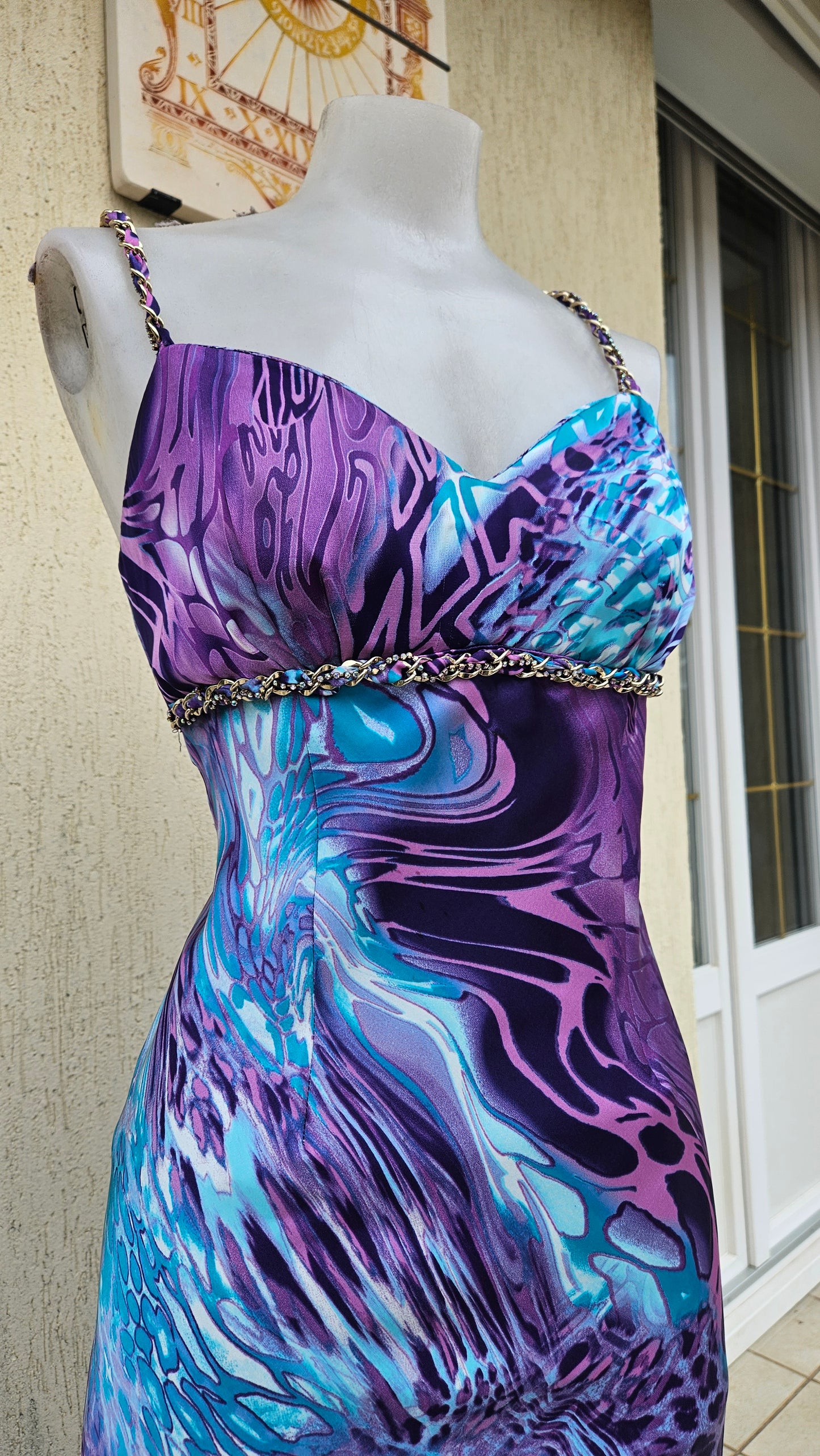 Longue robe asymétrique tons bleus et violets