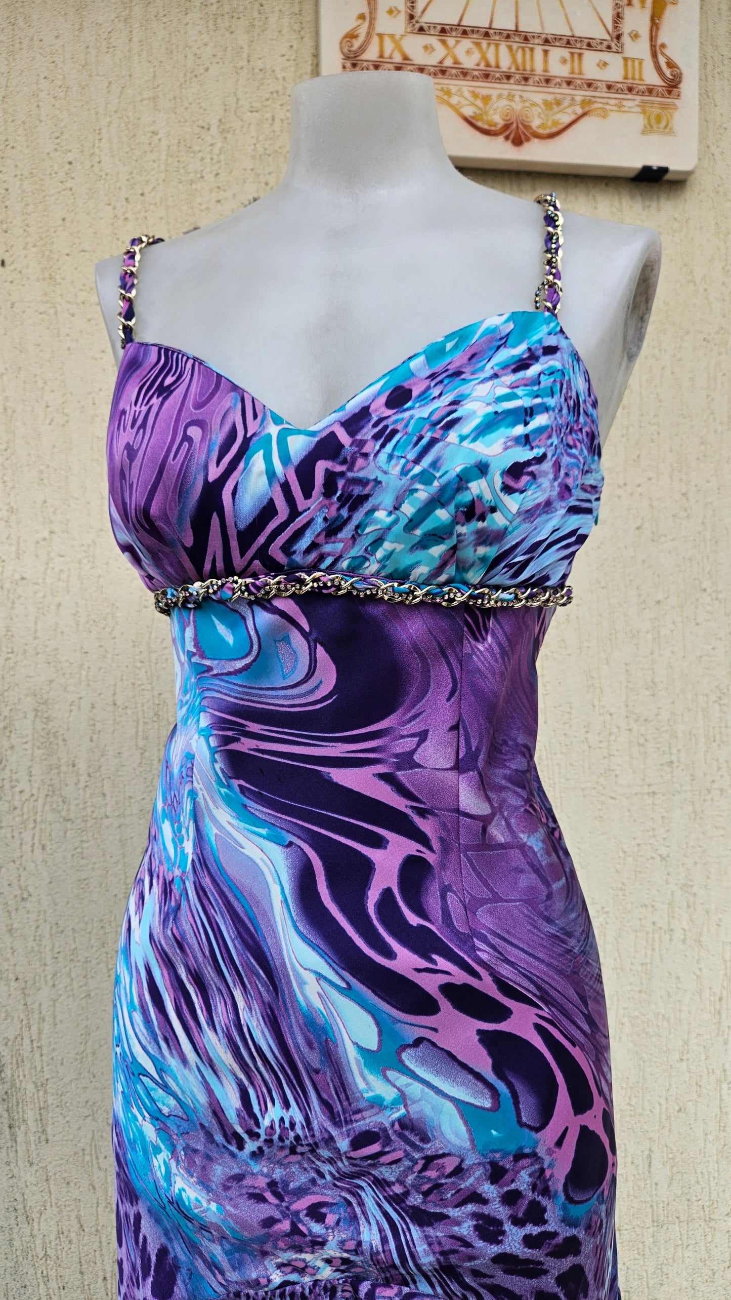 Longue robe asymétrique tons bleus et violets