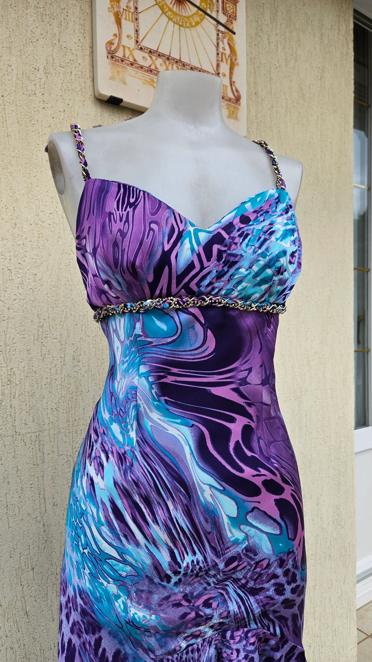Longue robe asymétrique tons bleus et violets