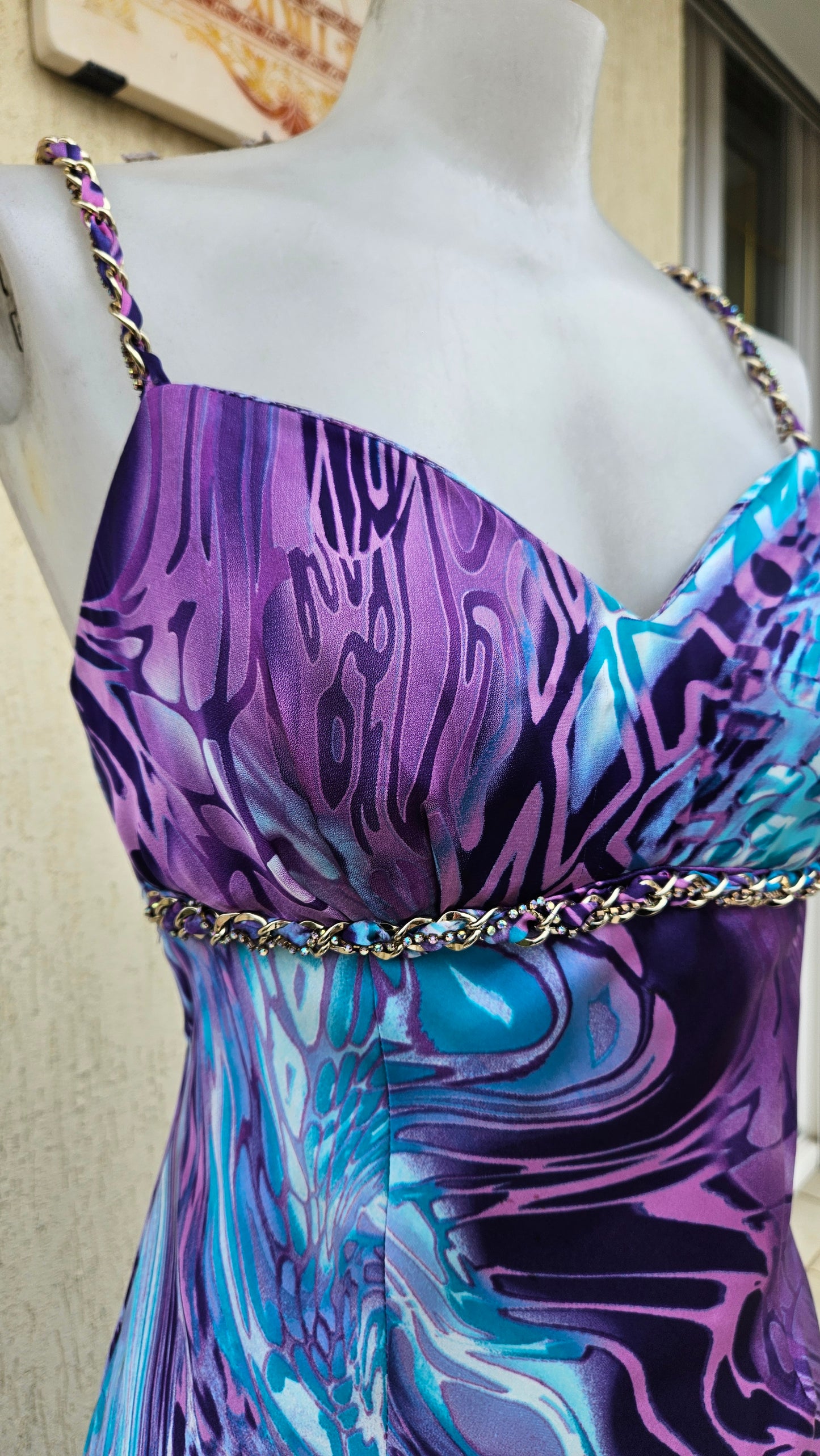 Longue robe asymétrique tons bleus et violets