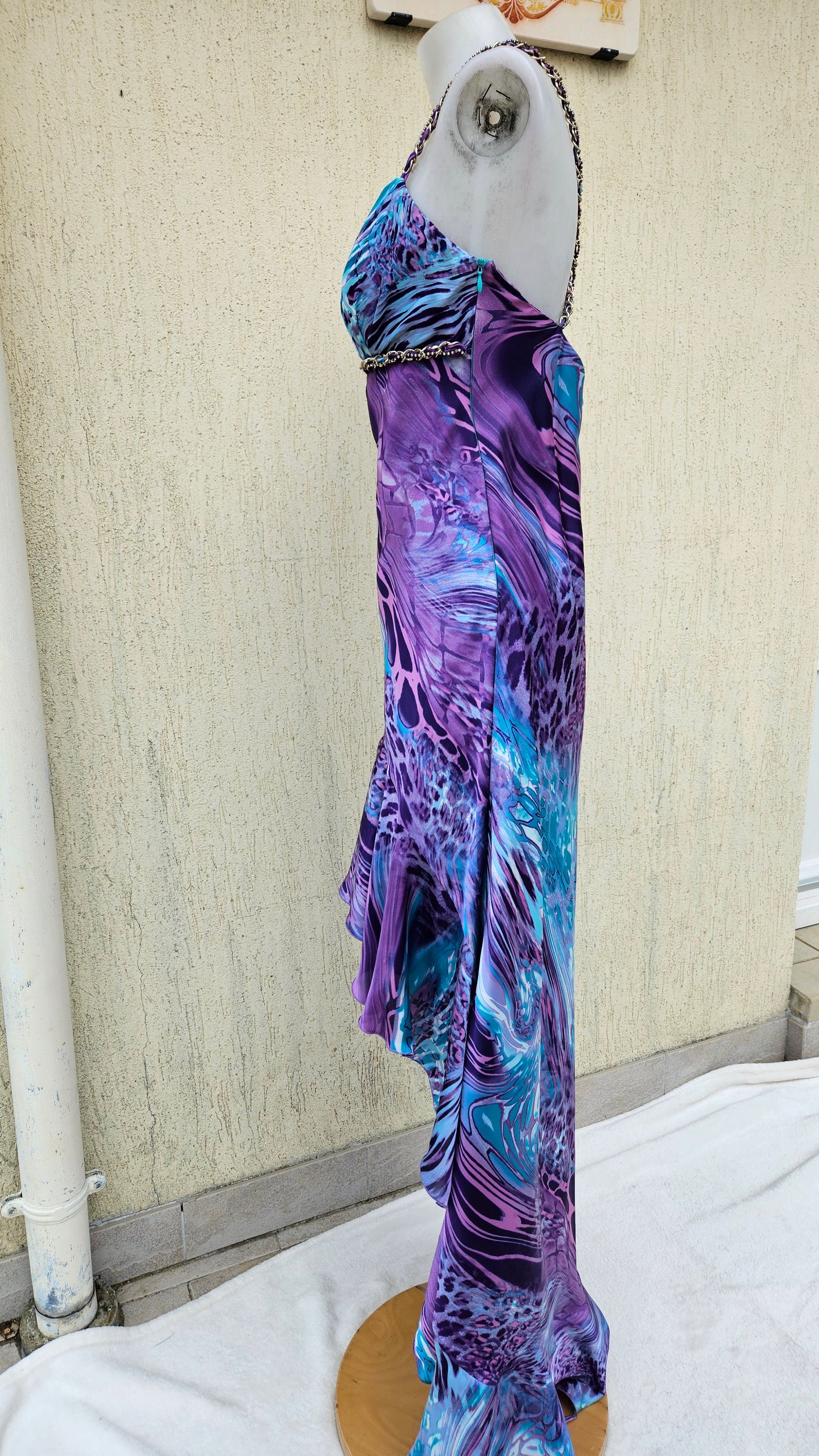 Longue robe asymétrique tons bleus et violets