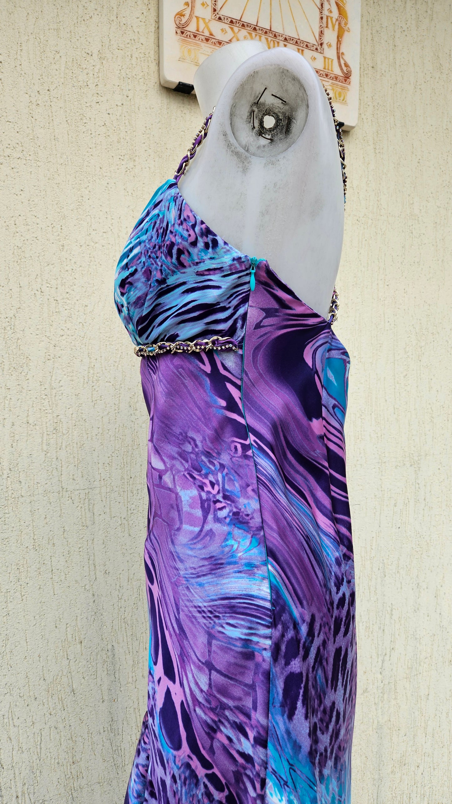 Longue robe asymétrique tons bleus et violets