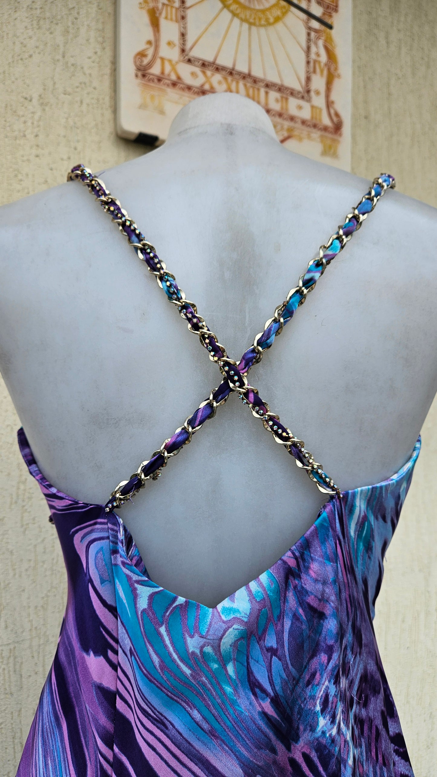 Longue robe asymétrique tons bleus et violets