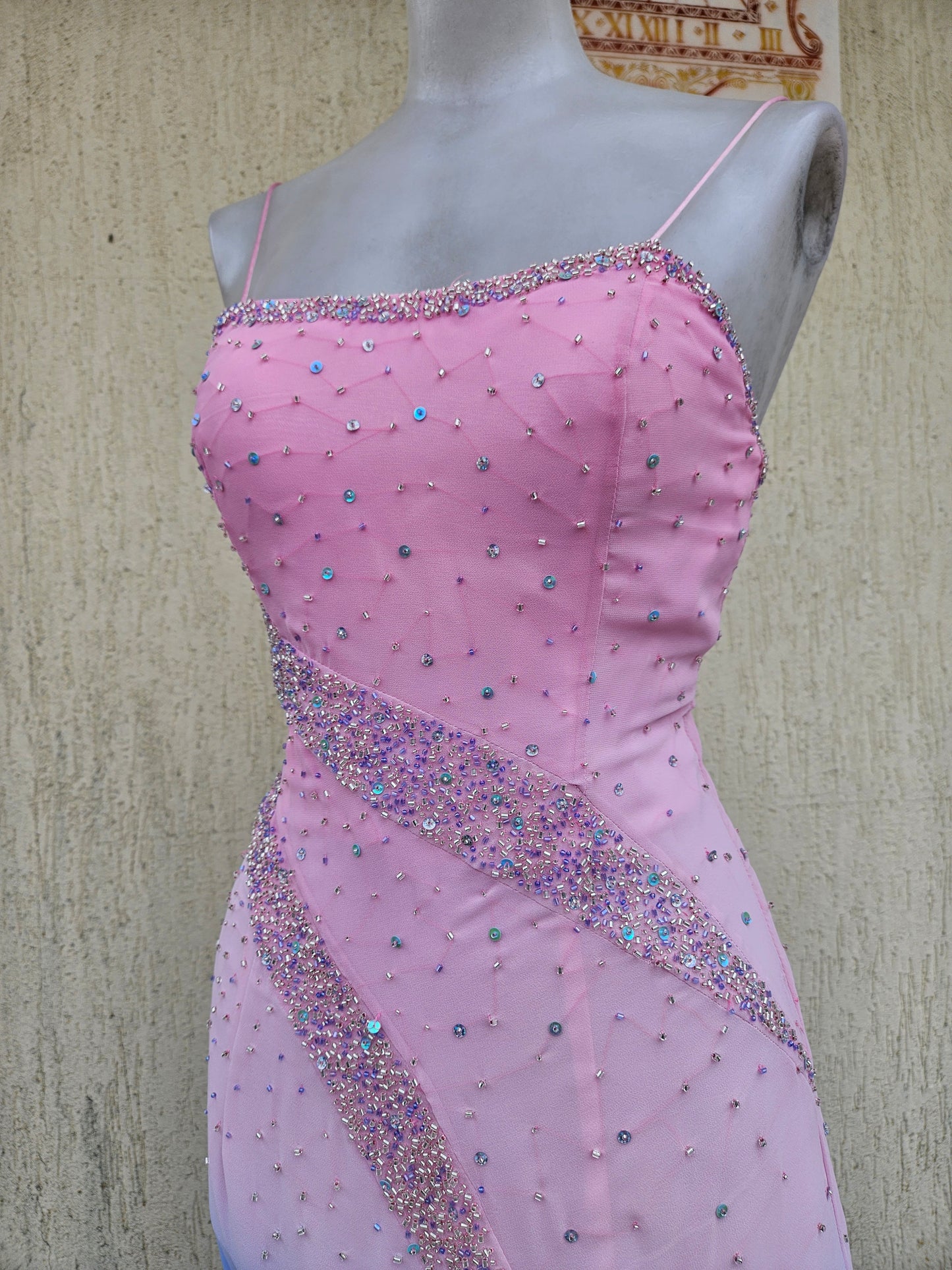 Longue robe brodée tons roses et bleus