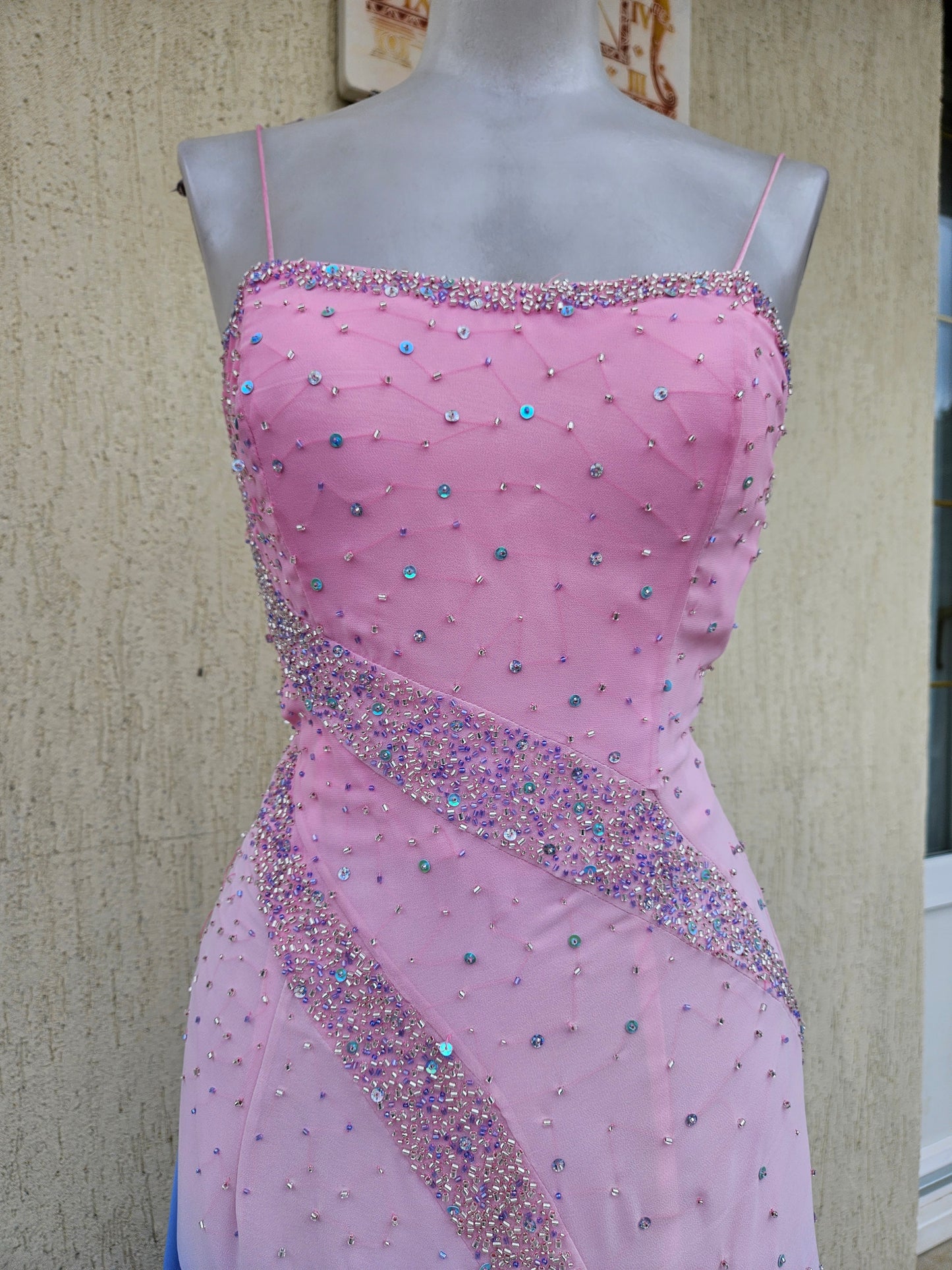 Longue robe brodée tons roses et bleus