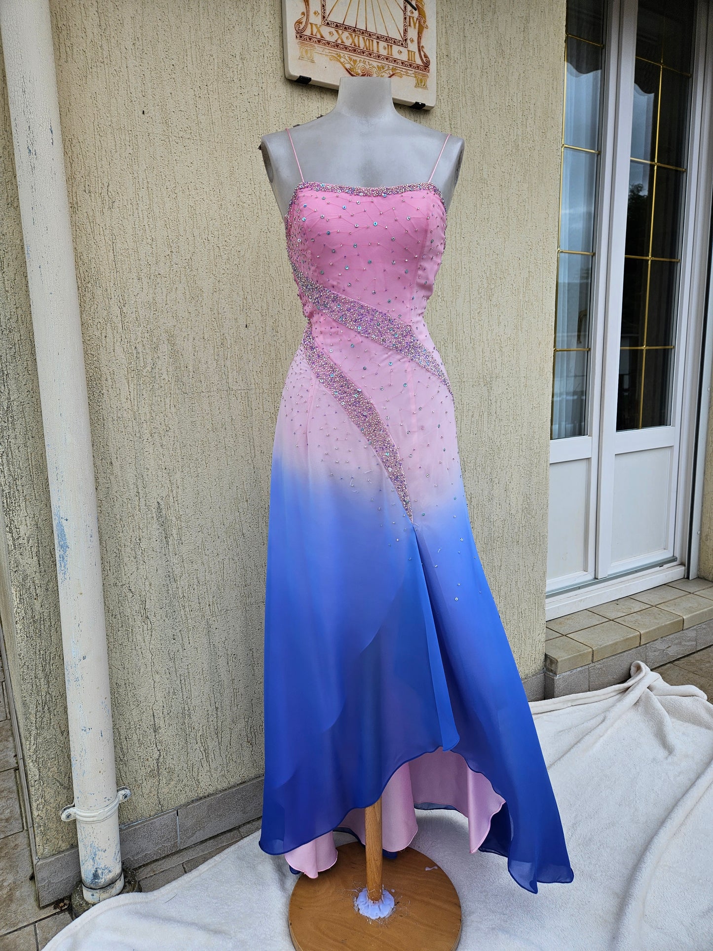 Longue robe brodée tons roses et bleus