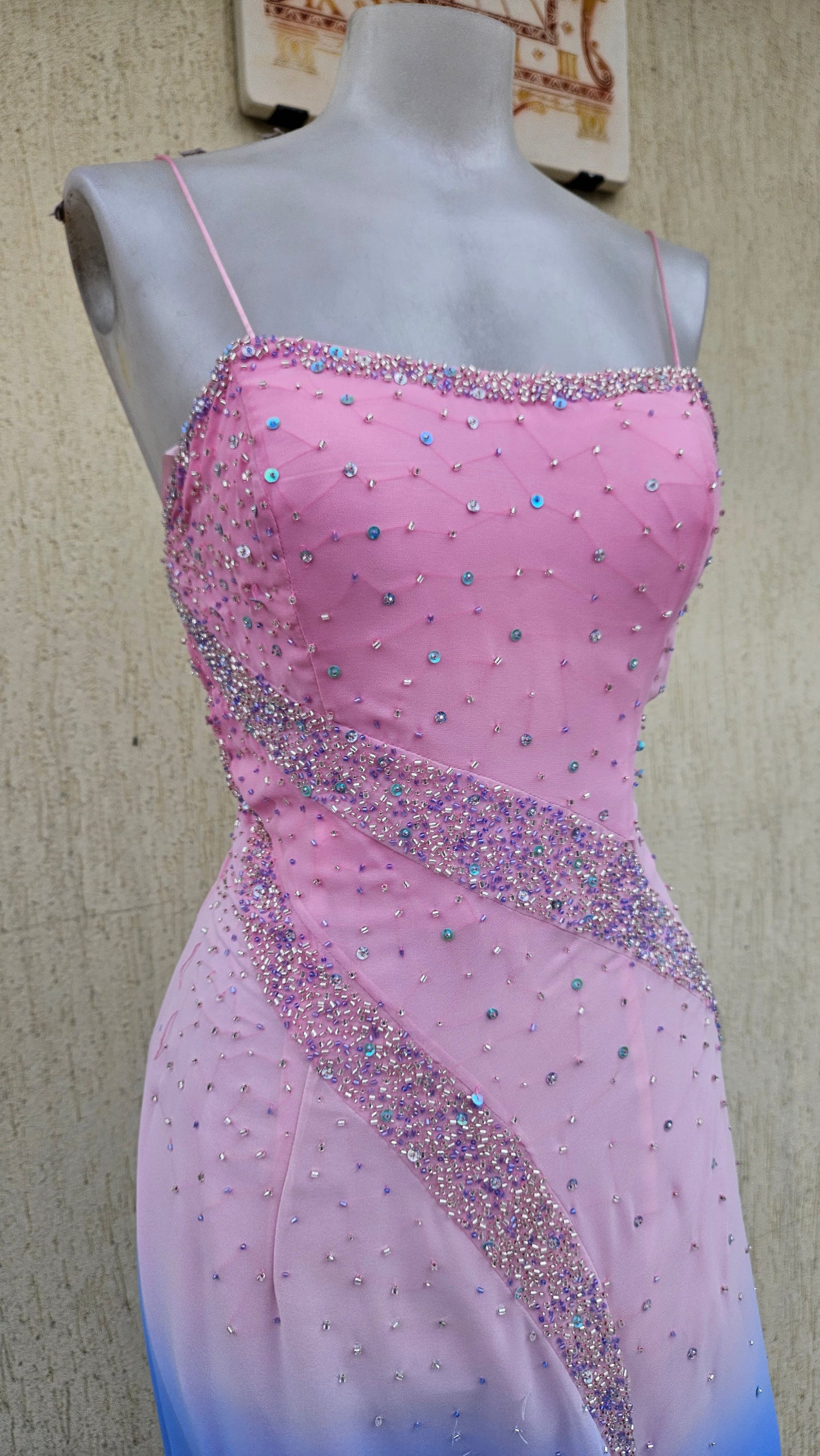 Longue robe brodée tons roses et bleus