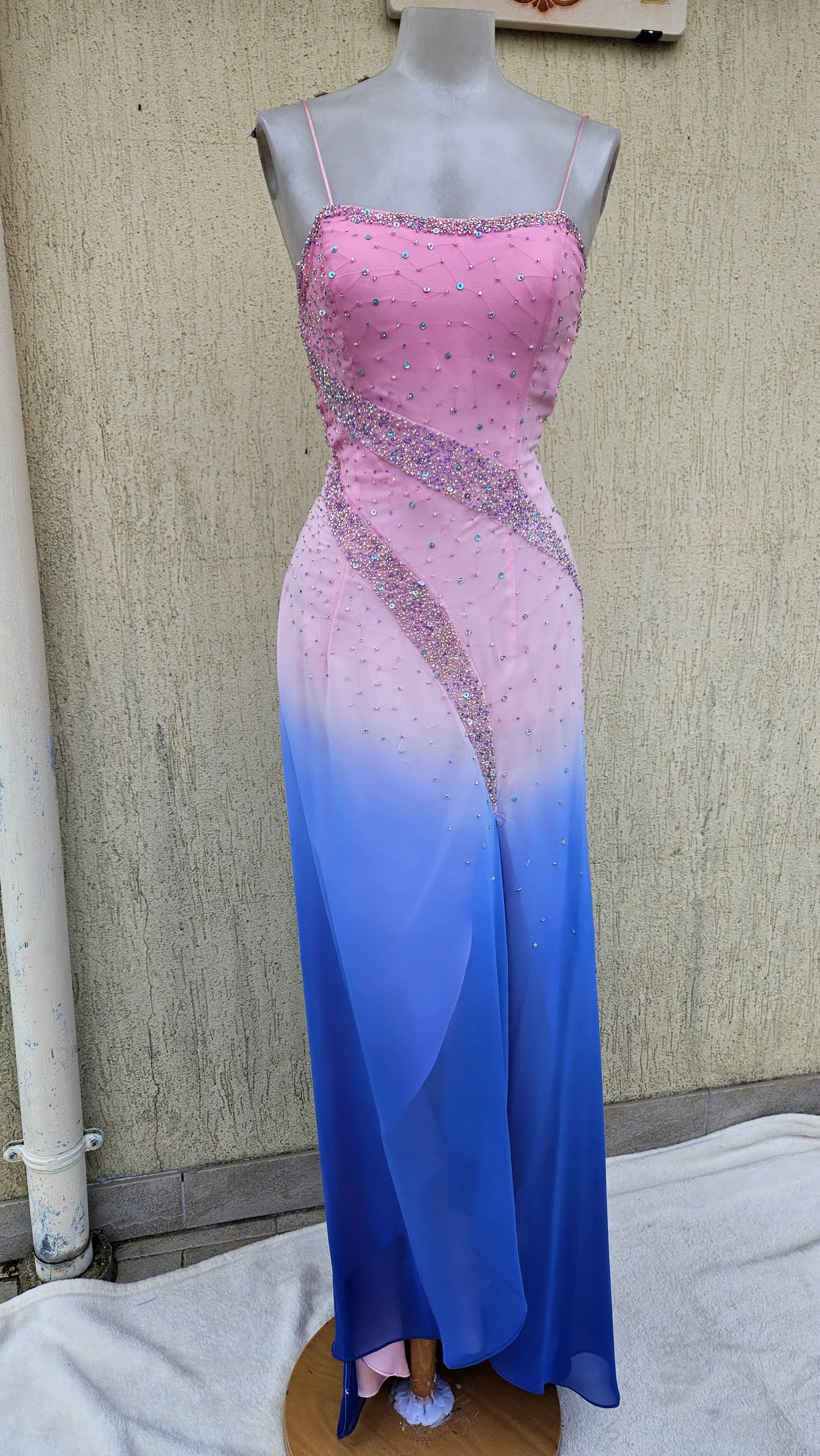 Longue robe brodée tons roses et bleus