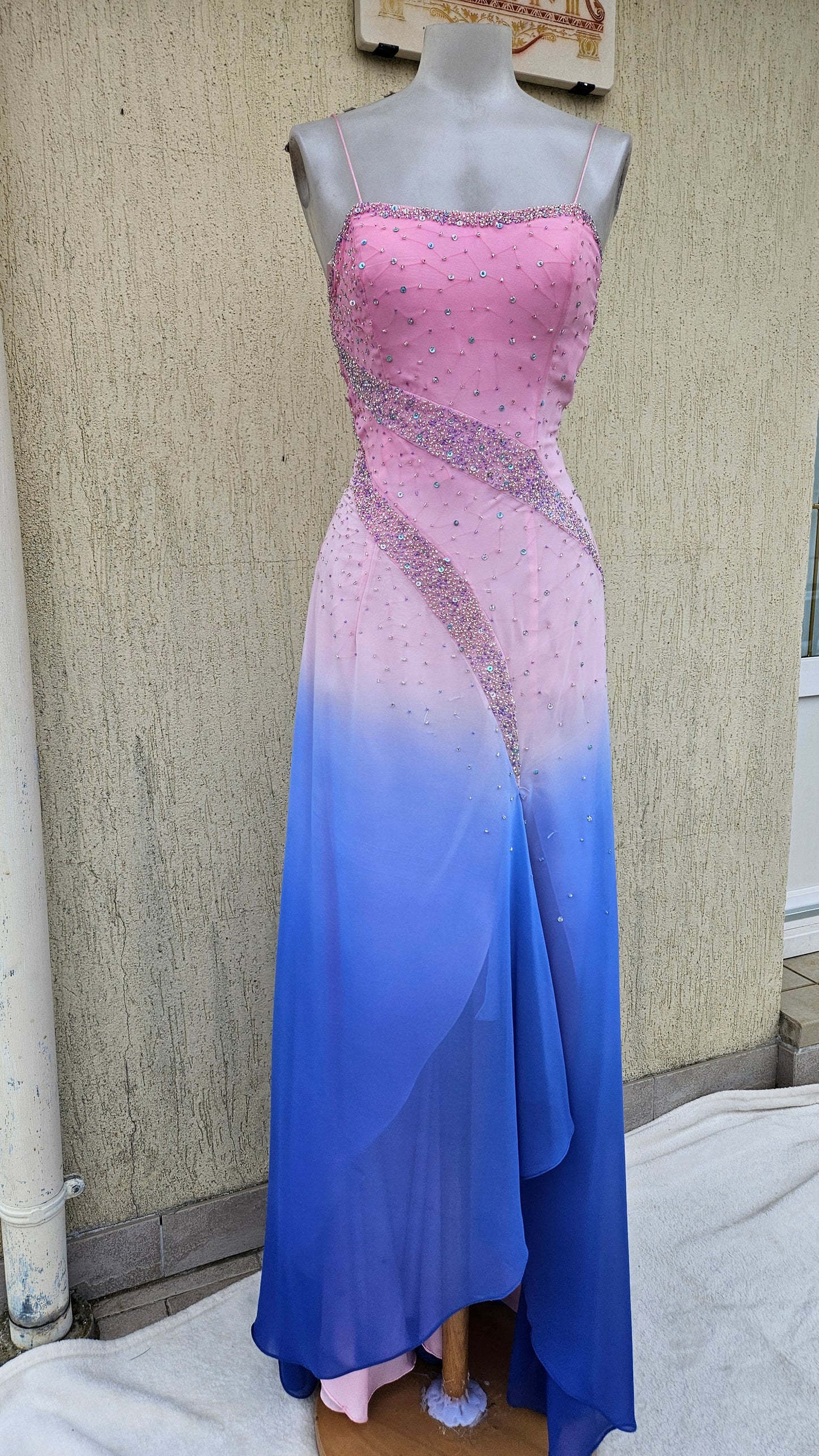 Longue robe brodée tons roses et bleus