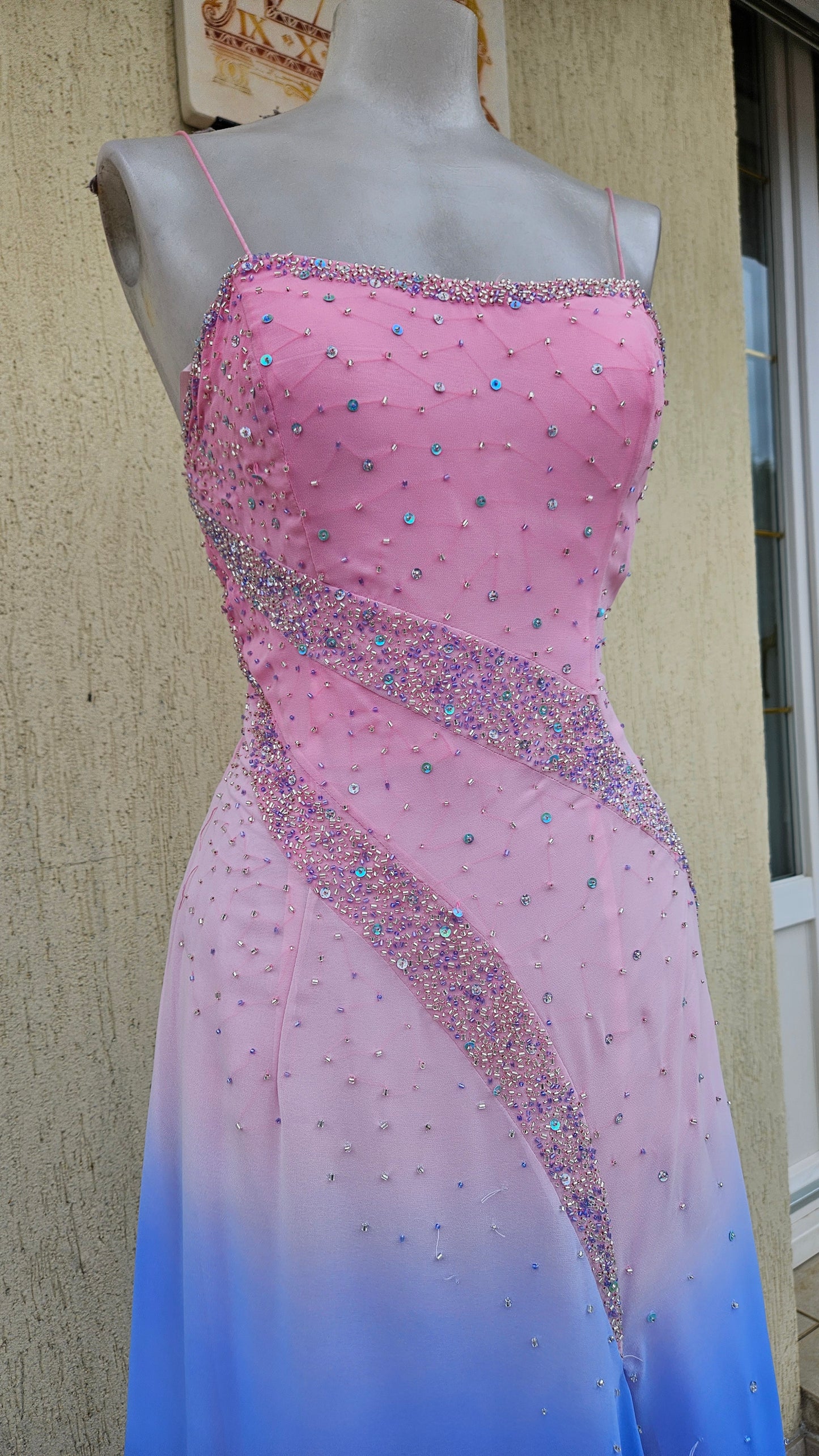 Longue robe brodée tons roses et bleus