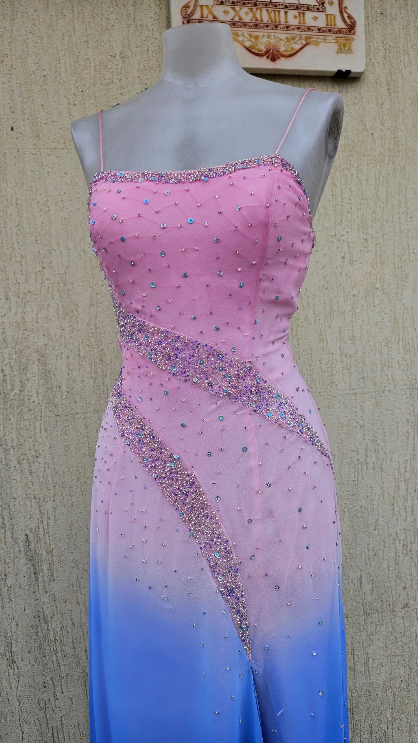 Longue robe brodée tons roses et bleus