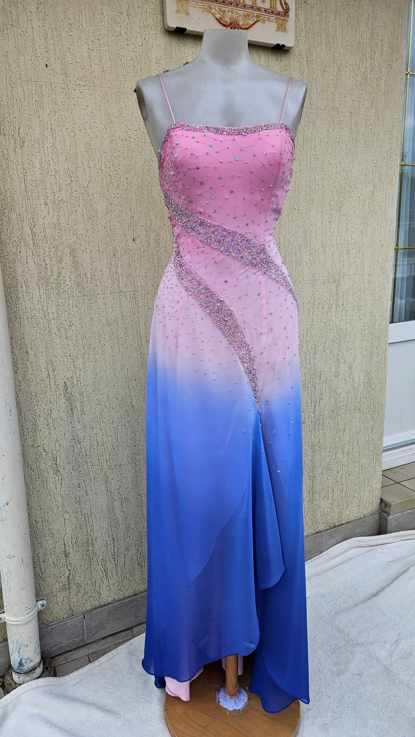 Longue robe brodée tons roses et bleus