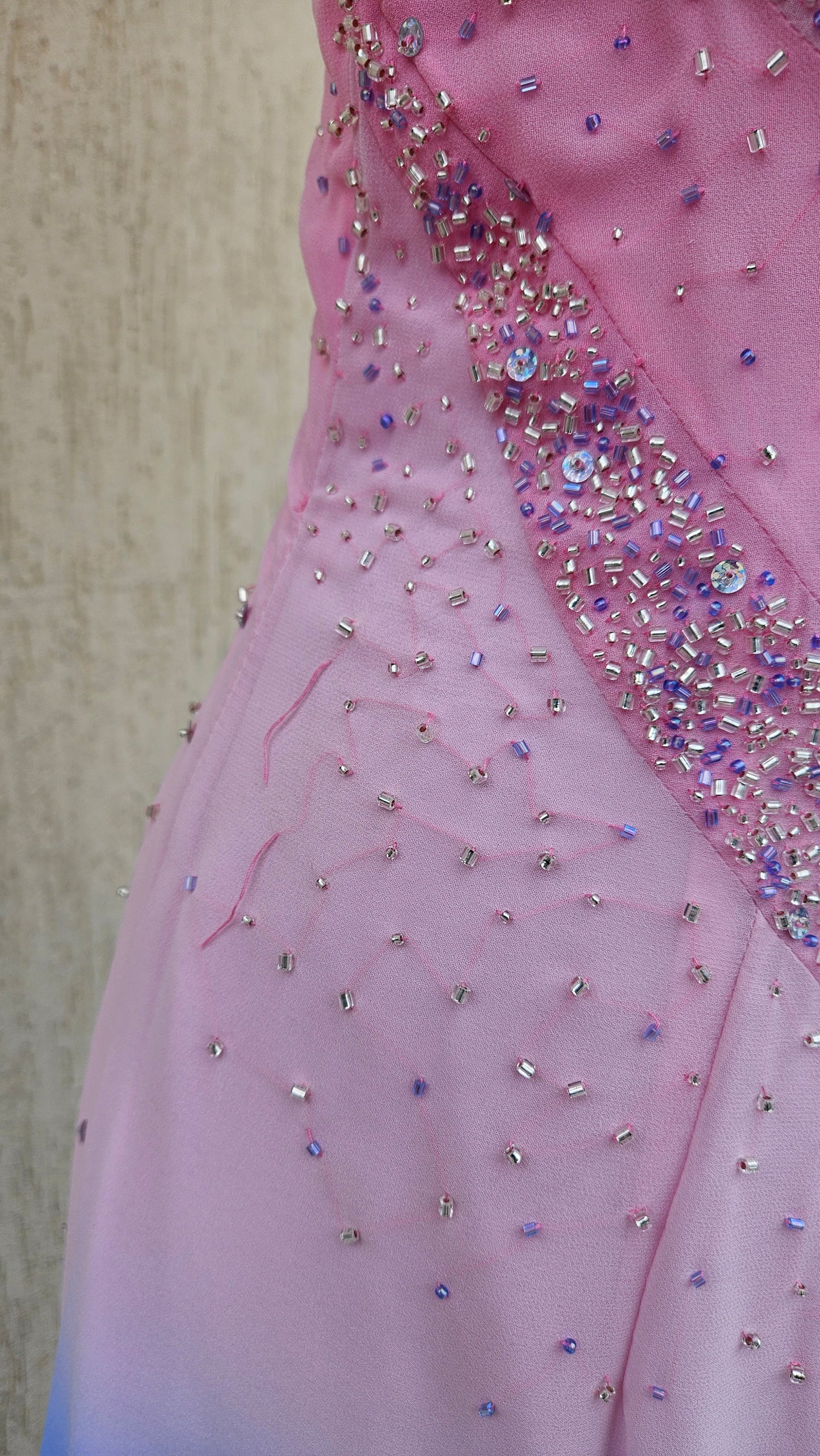 Longue robe brodée tons roses et bleus