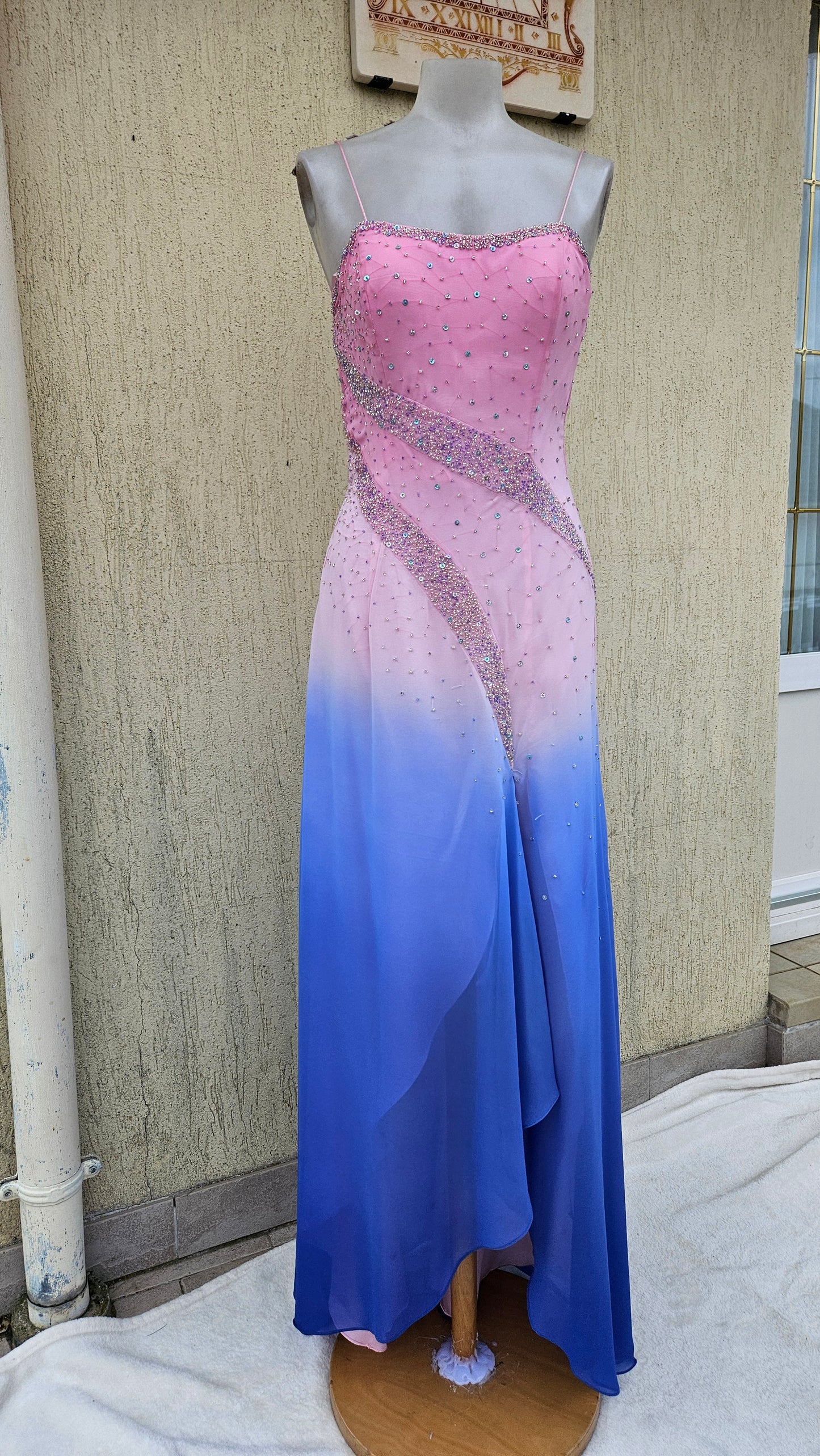 Longue robe brodée tons roses et bleus