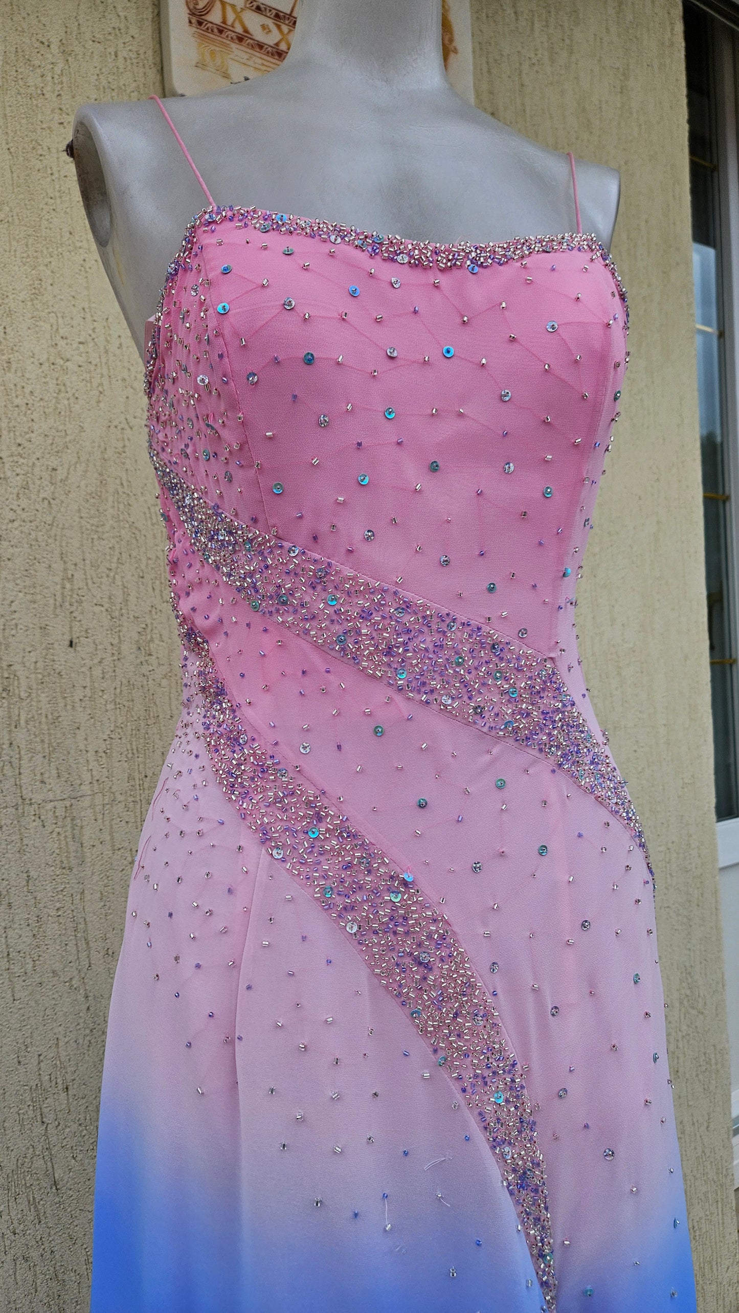 Longue robe brodée tons roses et bleus
