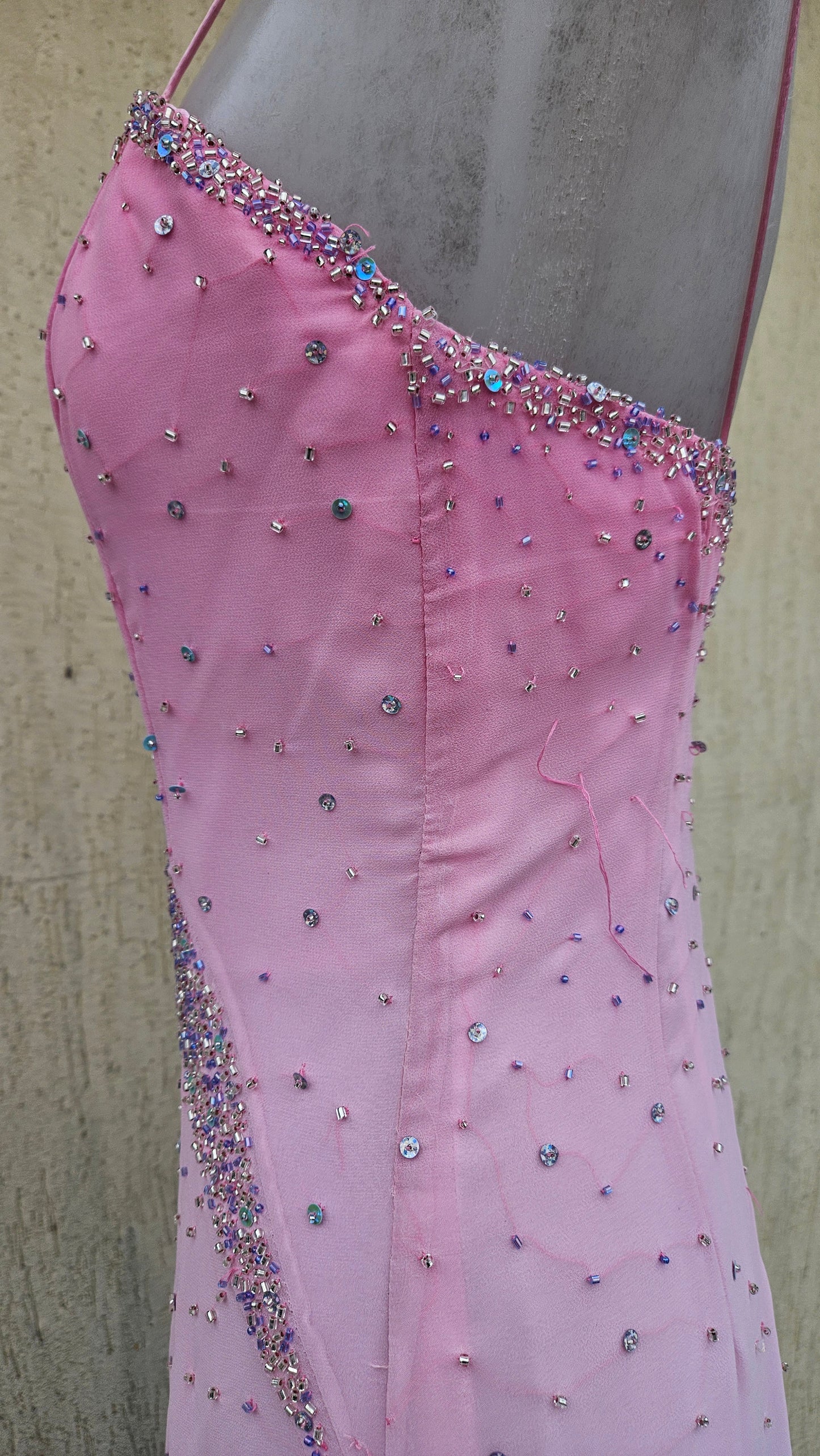 Longue robe brodée tons roses et bleus