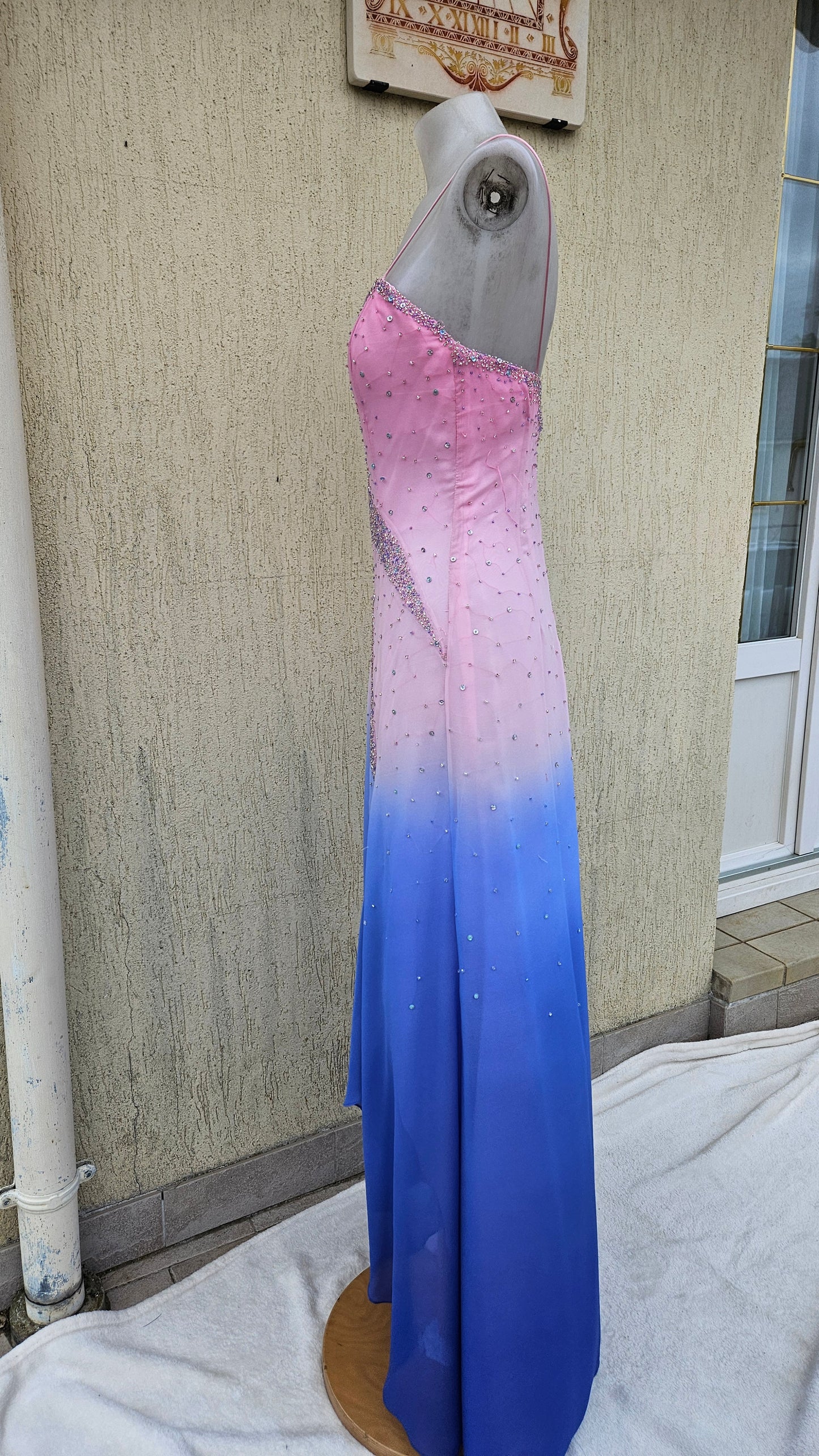 Longue robe brodée tons roses et bleus