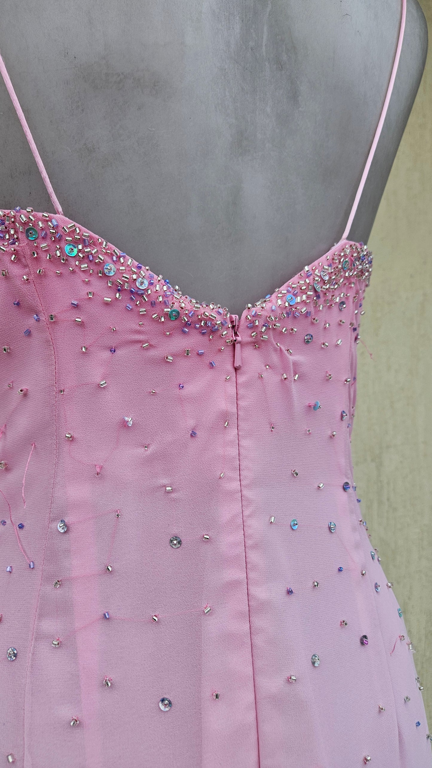 Longue robe brodée tons roses et bleus