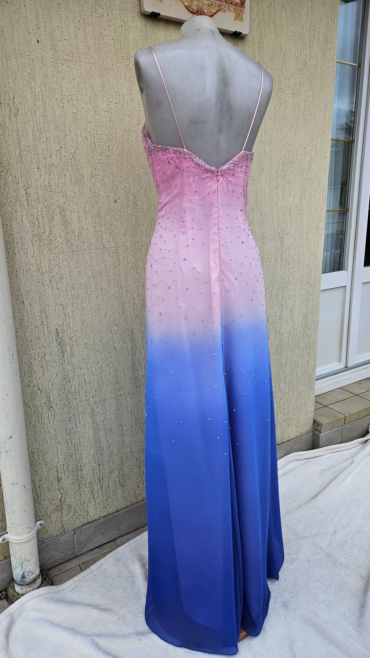 Longue robe brodée tons roses et bleus