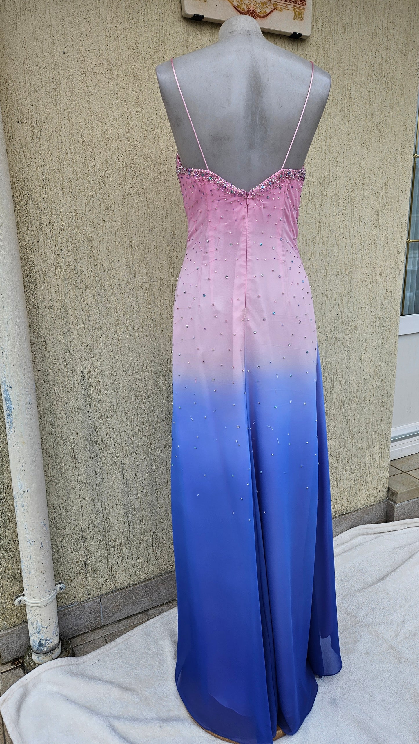 Longue robe brodée tons roses et bleus