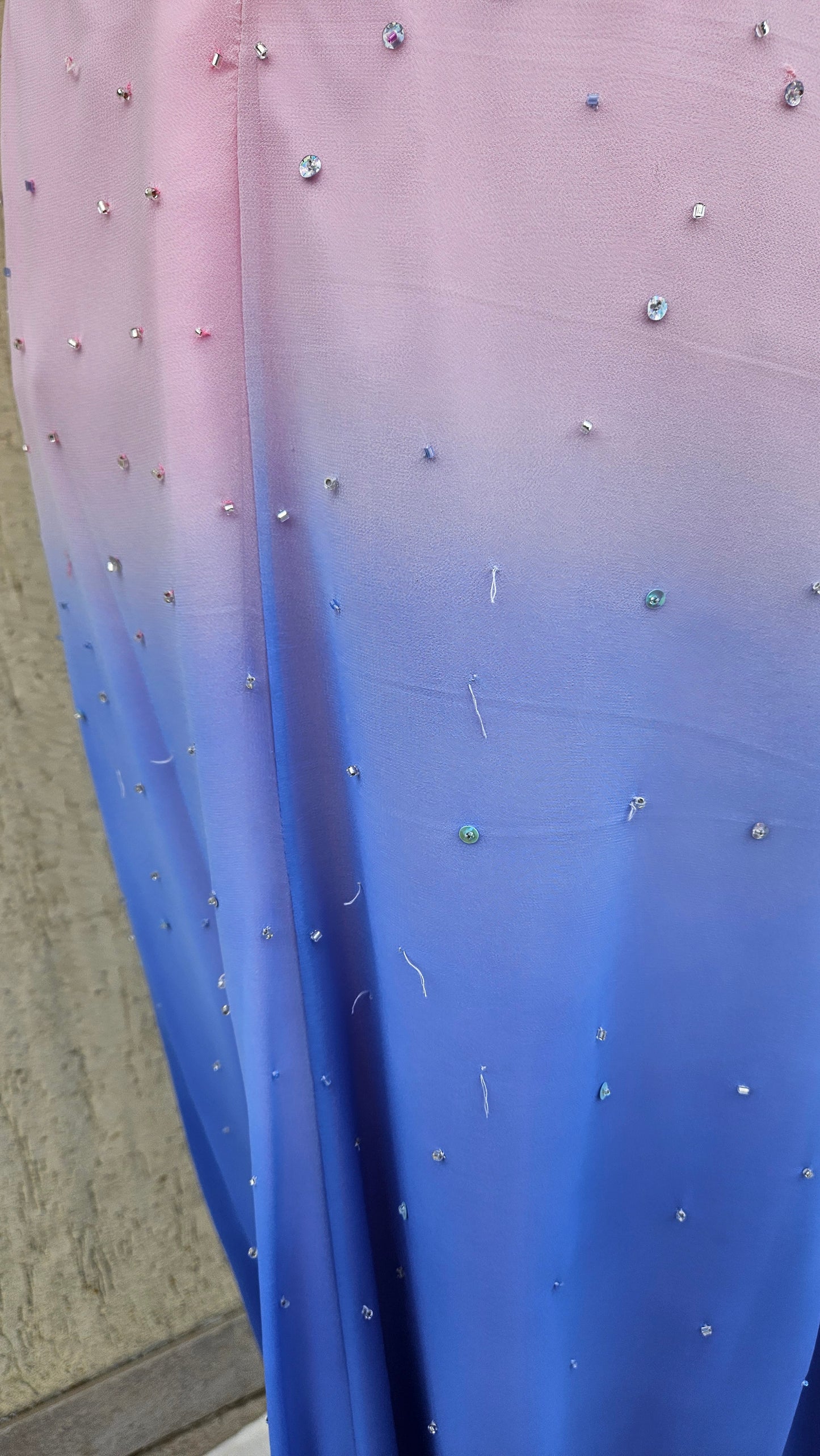 Longue robe brodée tons roses et bleus