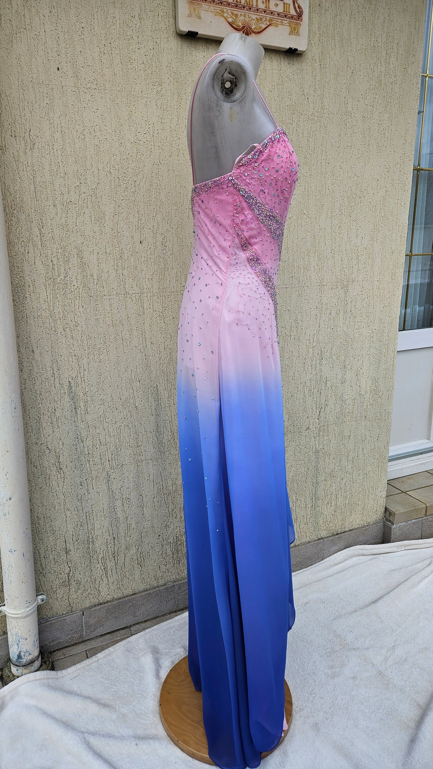 Longue robe brodée tons roses et bleus